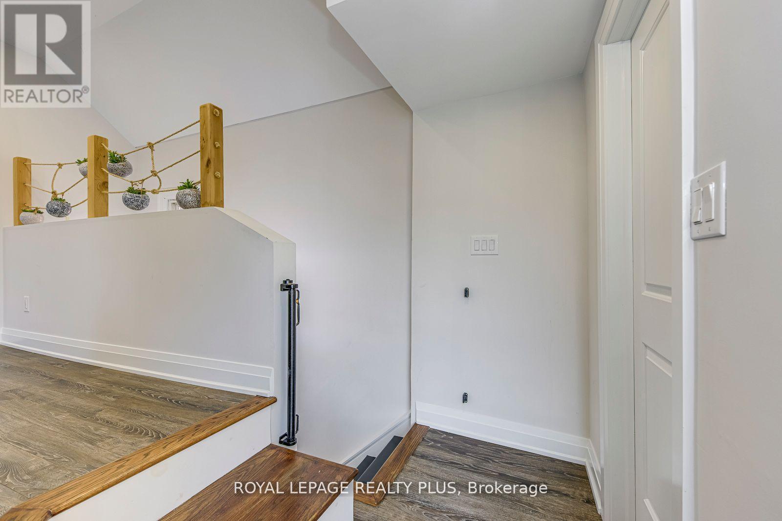 












247 ROBERT STREET

,
Hamilton,




Ontario
L8L2R2

