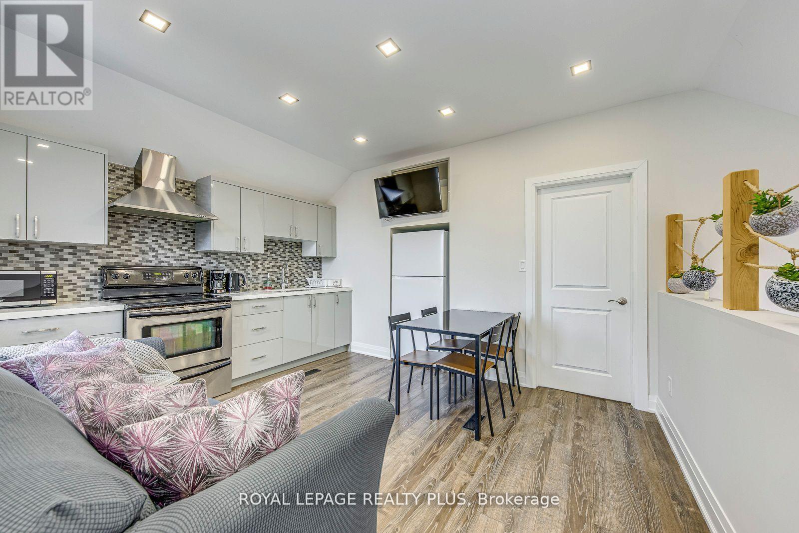 












247 ROBERT STREET

,
Hamilton,




Ontario
L8L2R2

