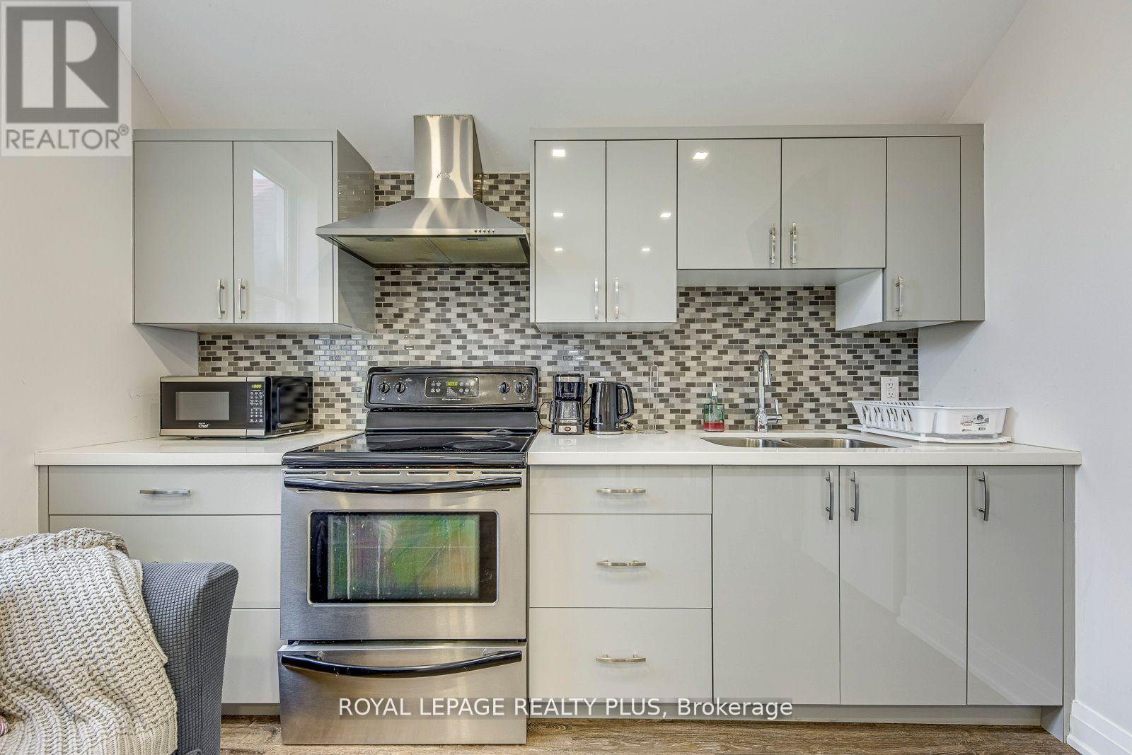 












247 ROBERT STREET

,
Hamilton,




Ontario
L8L2R2

