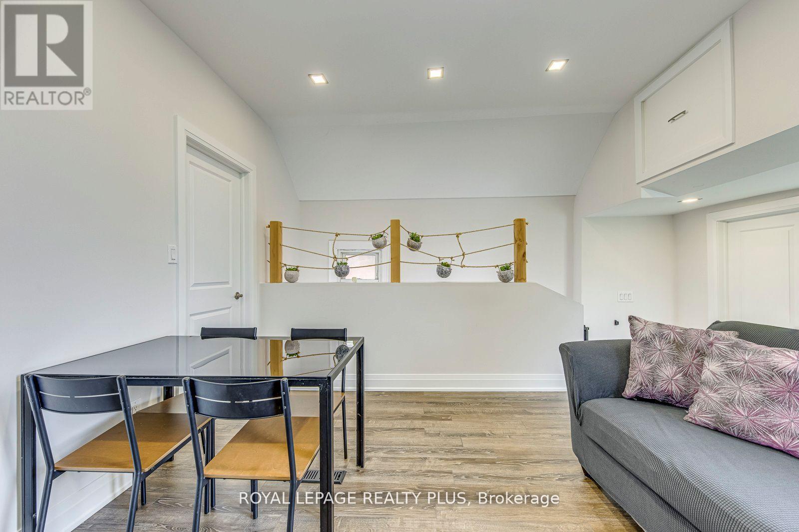 












247 ROBERT STREET

,
Hamilton,




Ontario
L8L2R2

