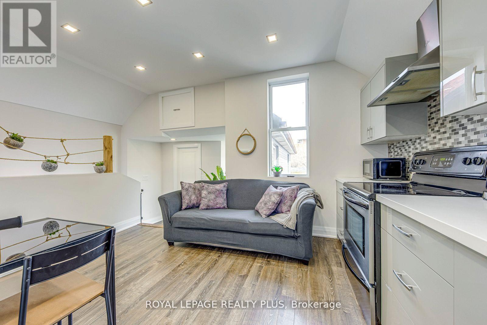 












247 ROBERT STREET

,
Hamilton,




Ontario
L8L2R2

