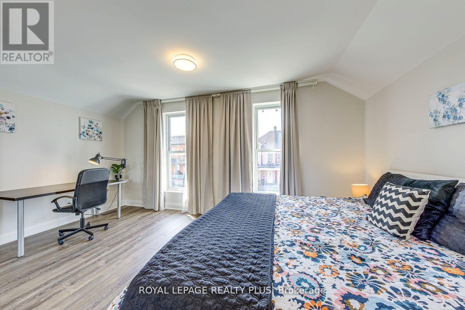 












247 ROBERT STREET

,
Hamilton,




Ontario
L8L2R2

