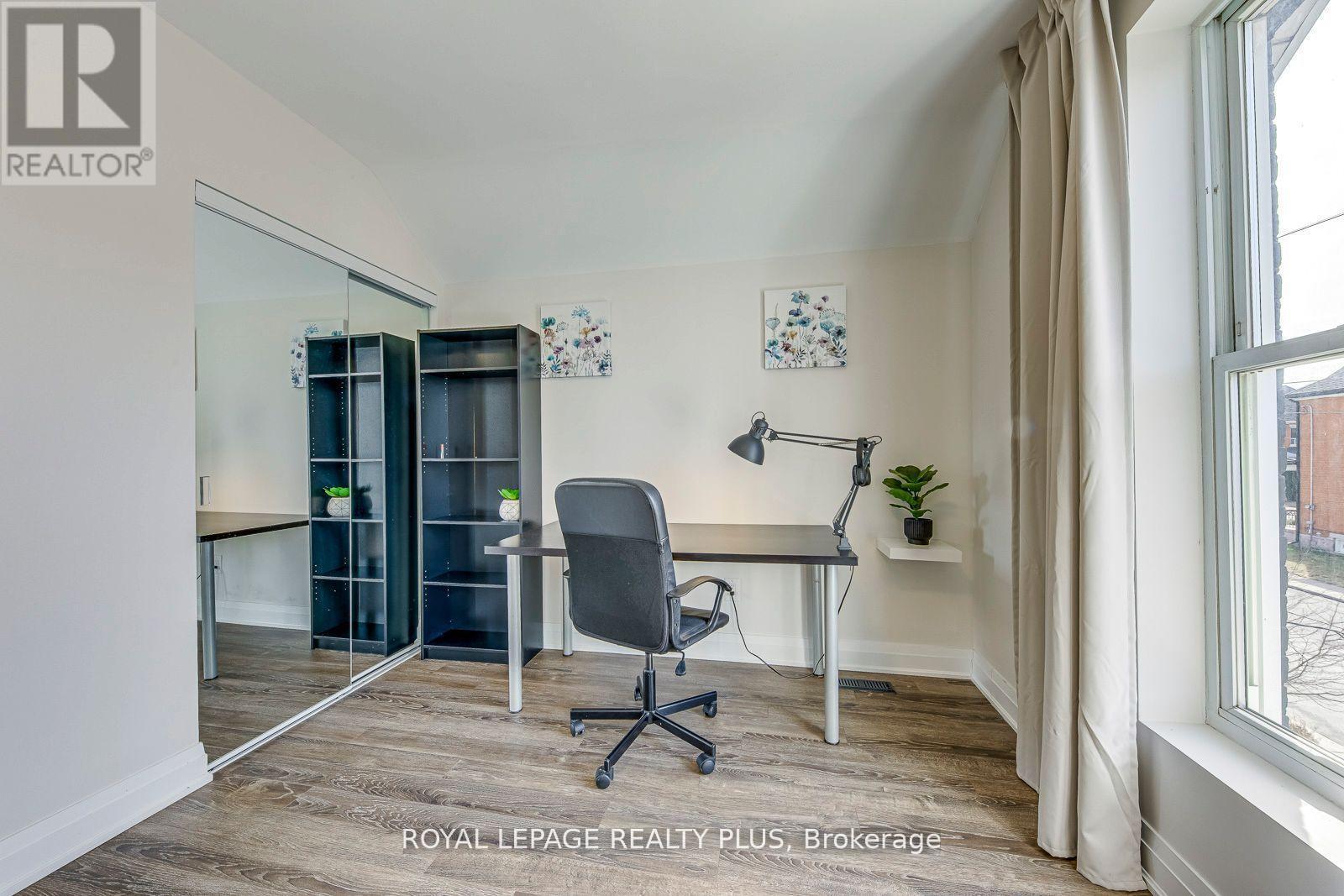 












247 ROBERT STREET

,
Hamilton,




Ontario
L8L2R2

