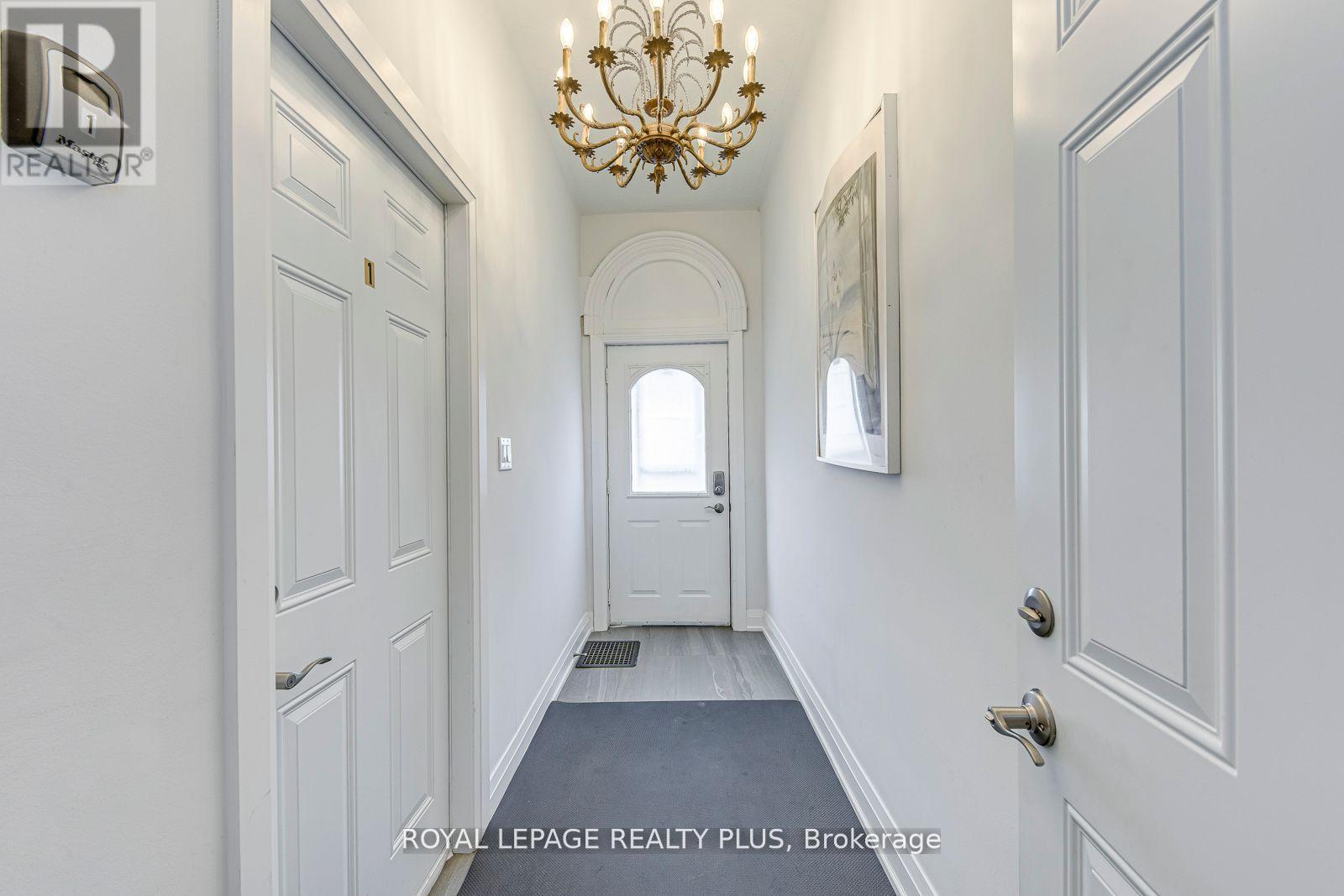 












247 ROBERT STREET

,
Hamilton,




Ontario
L8L2R2

