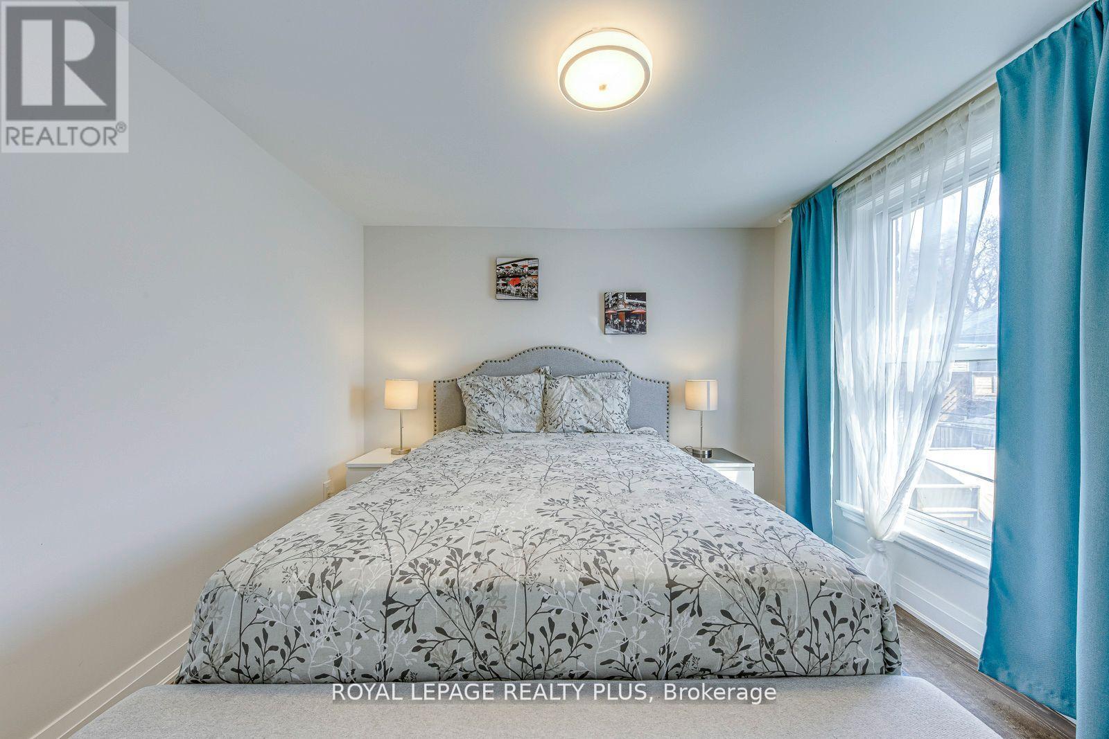 












247 ROBERT STREET

,
Hamilton,




Ontario
L8L2R2

