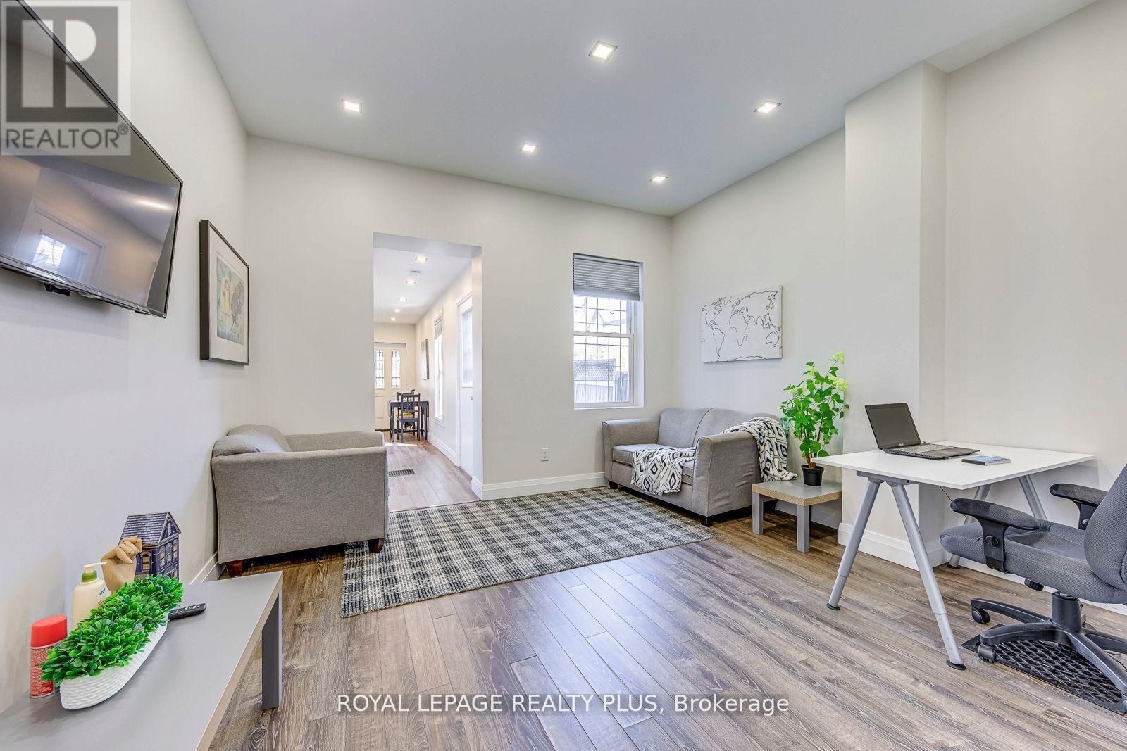 












247 ROBERT STREET

,
Hamilton,




Ontario
L8L2R2

