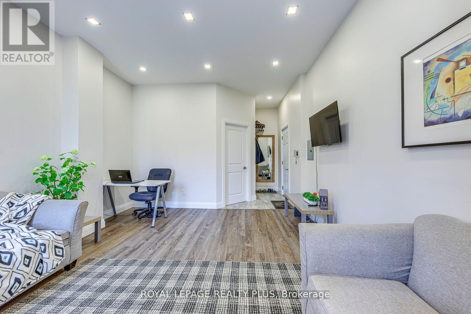 












247 ROBERT STREET

,
Hamilton,




Ontario
L8L2R2

