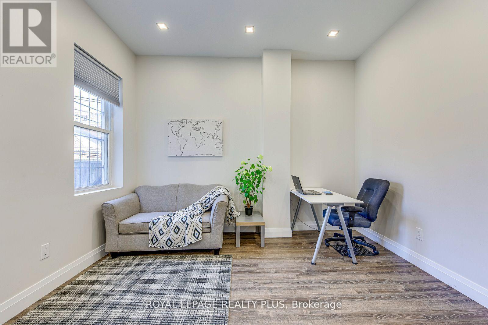 












247 ROBERT STREET

,
Hamilton,




Ontario
L8L2R2

