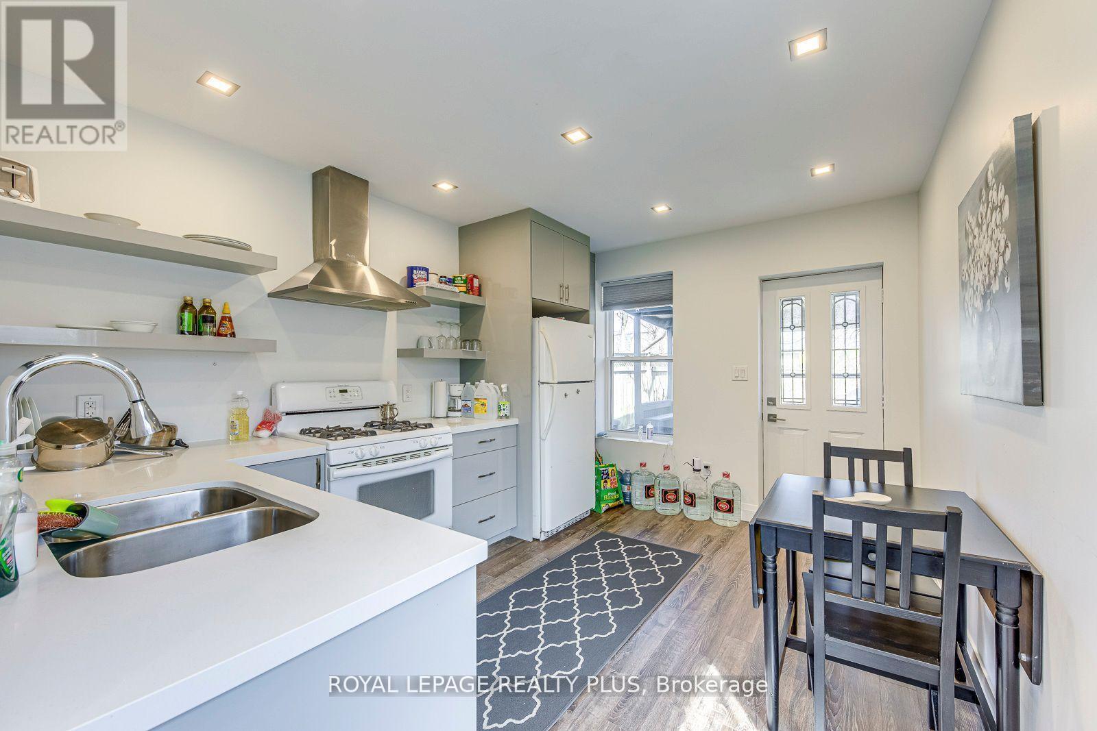 












247 ROBERT STREET

,
Hamilton,




Ontario
L8L2R2

