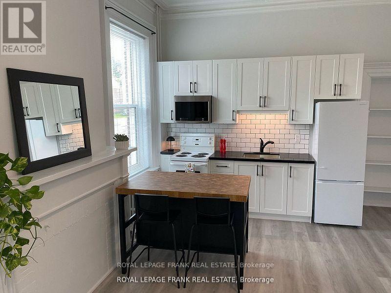 












1 - 859 DUNDAS STREET W

,
Whitby (Lynde Creek),




Ontario
L1N2N6

