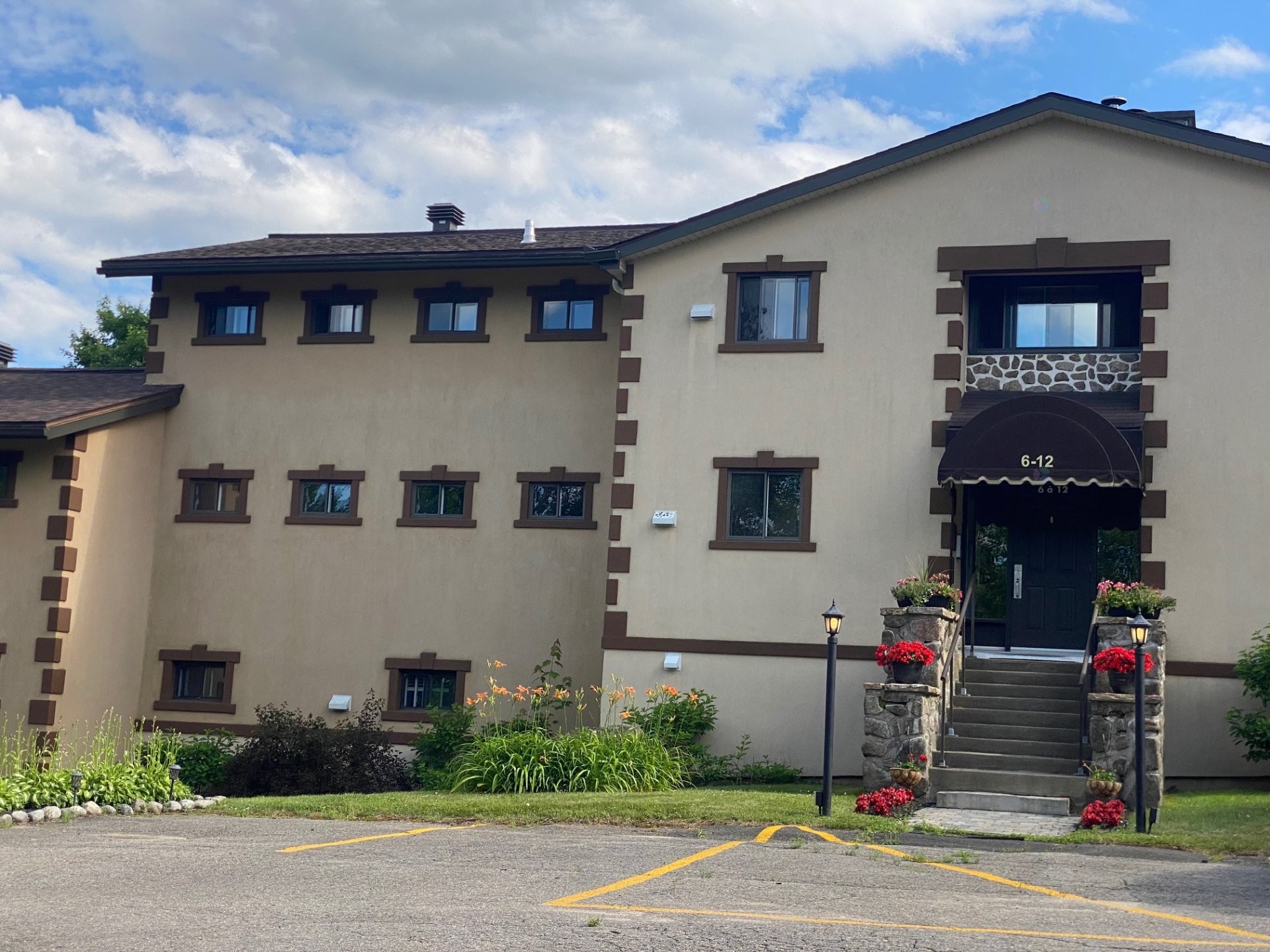 









280


Rue de Grenoble

, 10,
Sainte-Adèle,




QC
J8B2X3

