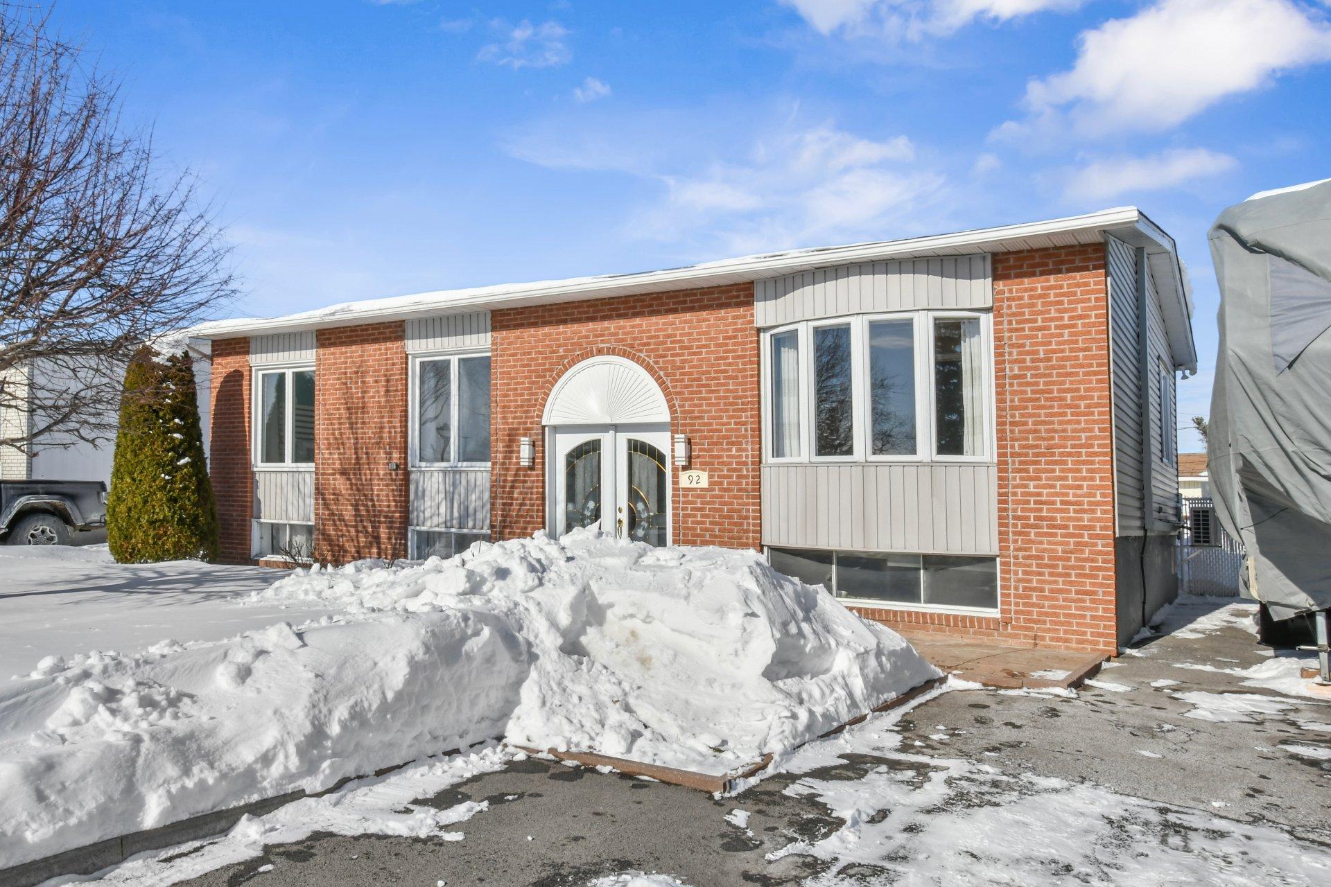 









92


Rue Latour

,
Saint-Constant,




QC
J5A1E6

