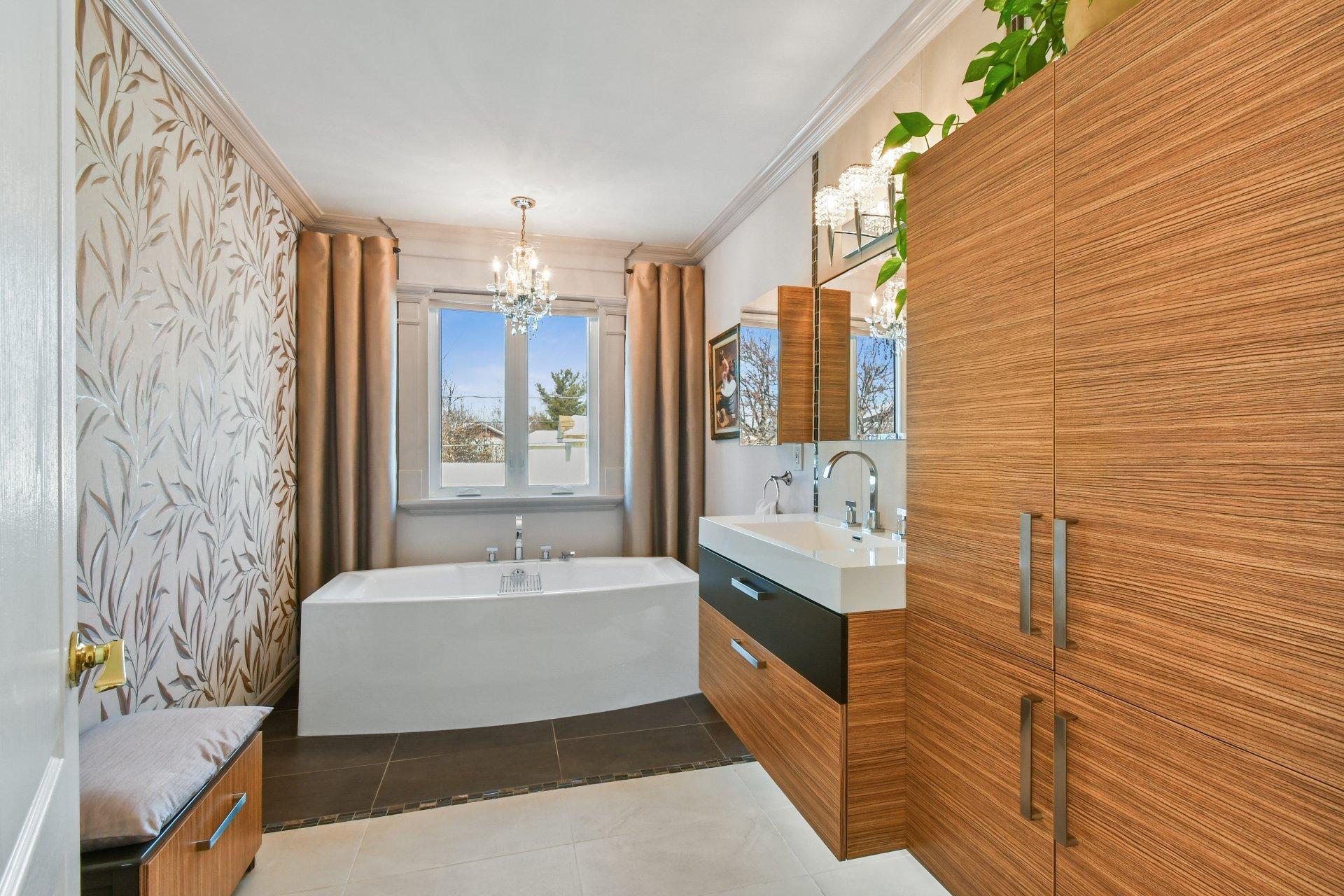 









92


Rue Latour

,
Saint-Constant,




QC
J5A1E6

