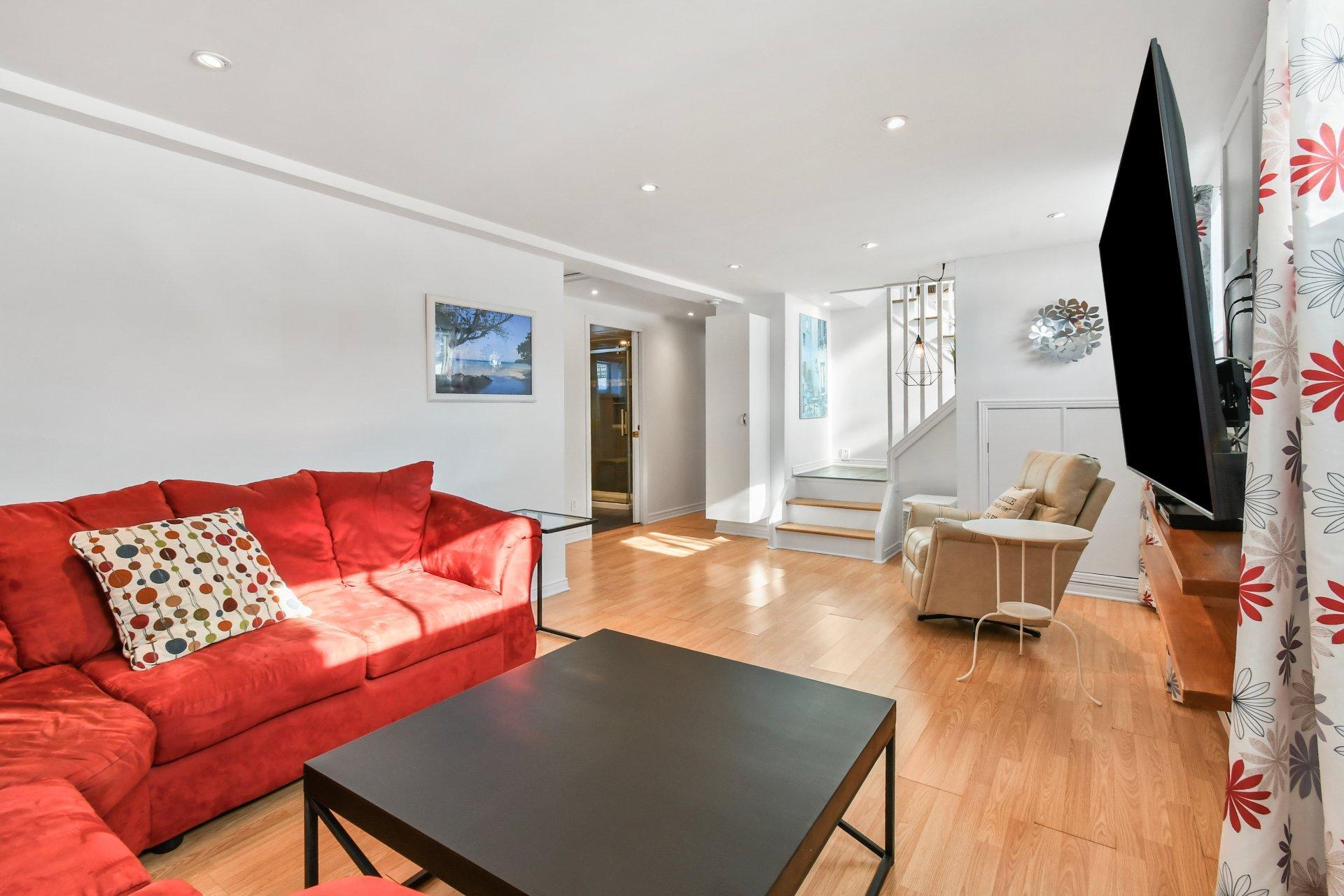 









92


Rue Latour

,
Saint-Constant,




QC
J5A1E6

