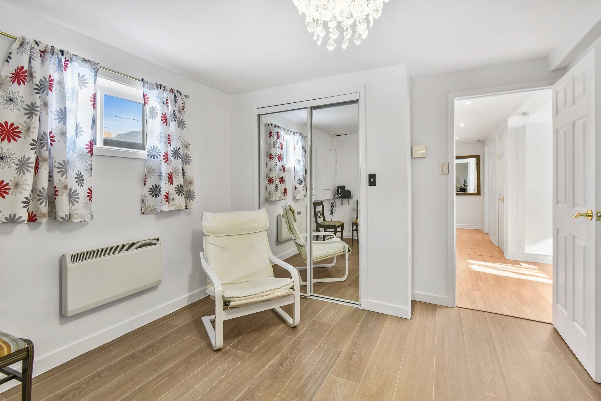 









92


Rue Latour

,
Saint-Constant,




QC
J5A1E6

