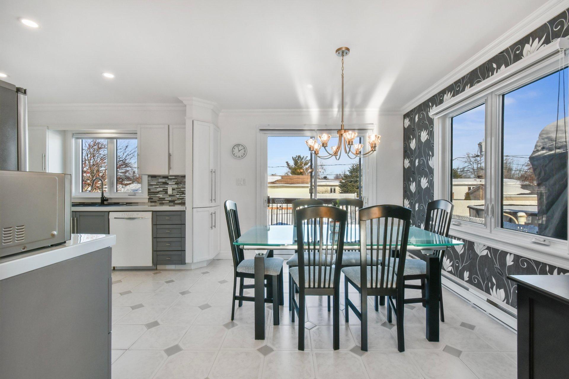 









92


Rue Latour

,
Saint-Constant,




QC
J5A1E6

