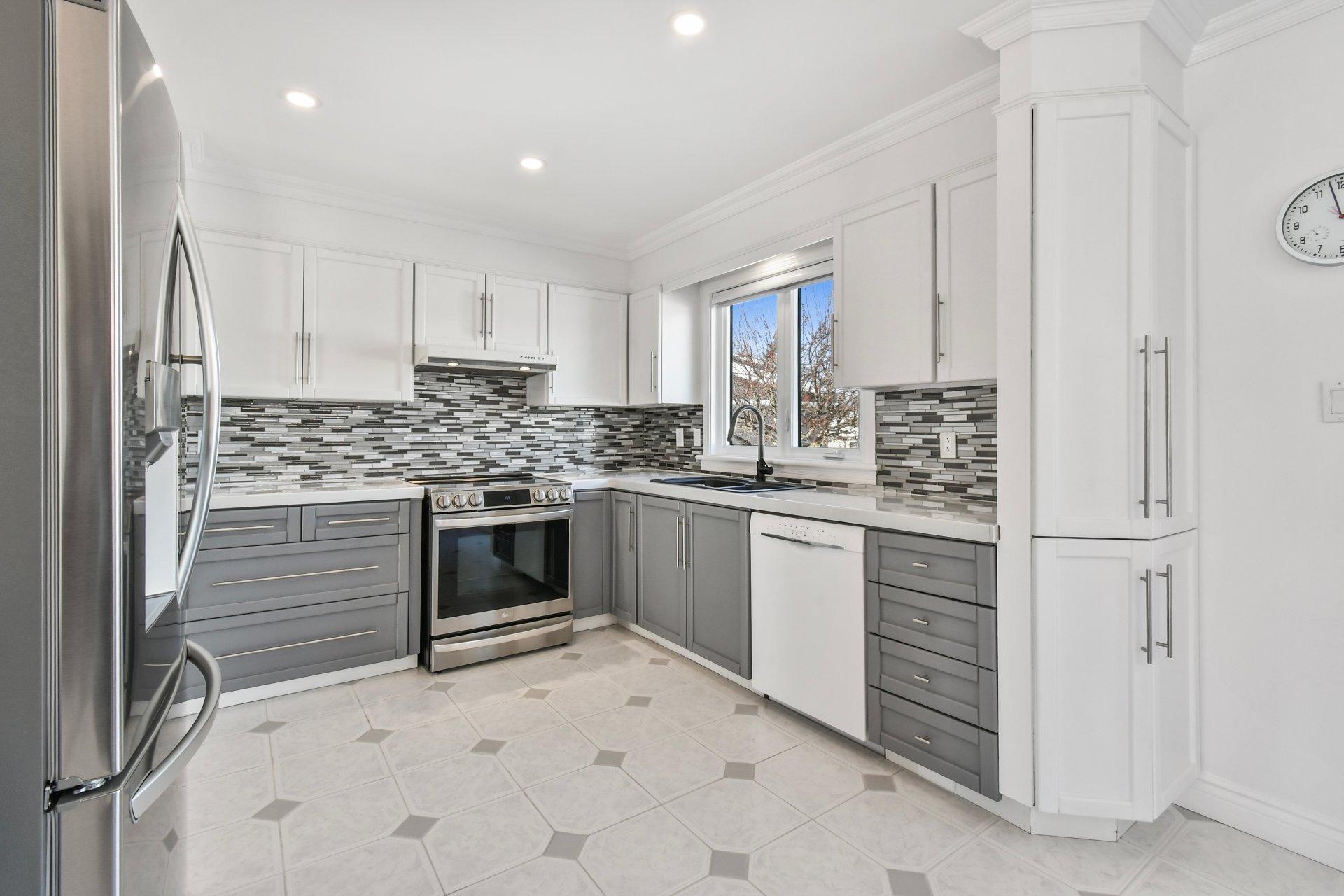 









92


Rue Latour

,
Saint-Constant,




QC
J5A1E6

