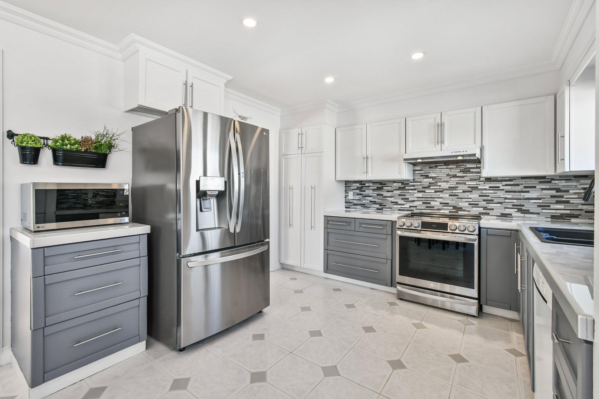 









92


Rue Latour

,
Saint-Constant,




QC
J5A1E6

