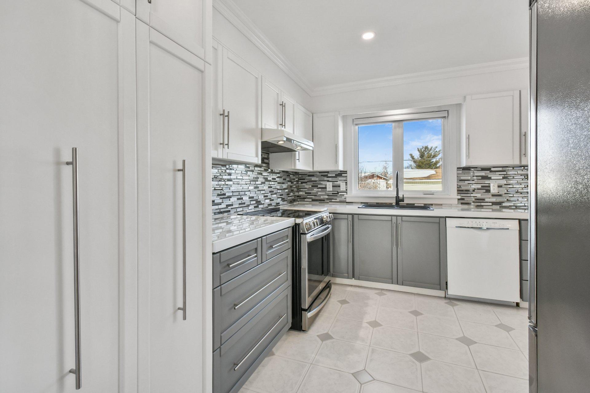 









92


Rue Latour

,
Saint-Constant,




QC
J5A1E6

