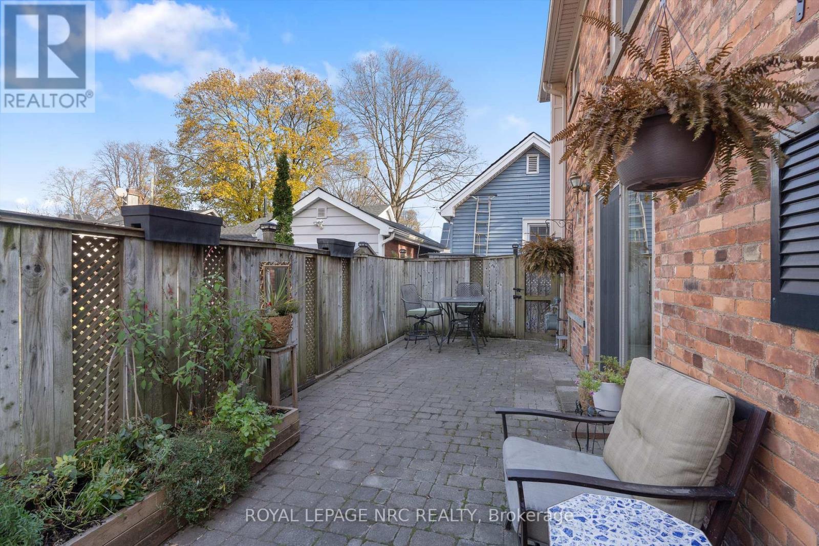 












89 1/2 ALBERT STREET

,
St. Catharines (Downtown),




Ontario
L2R2H2

