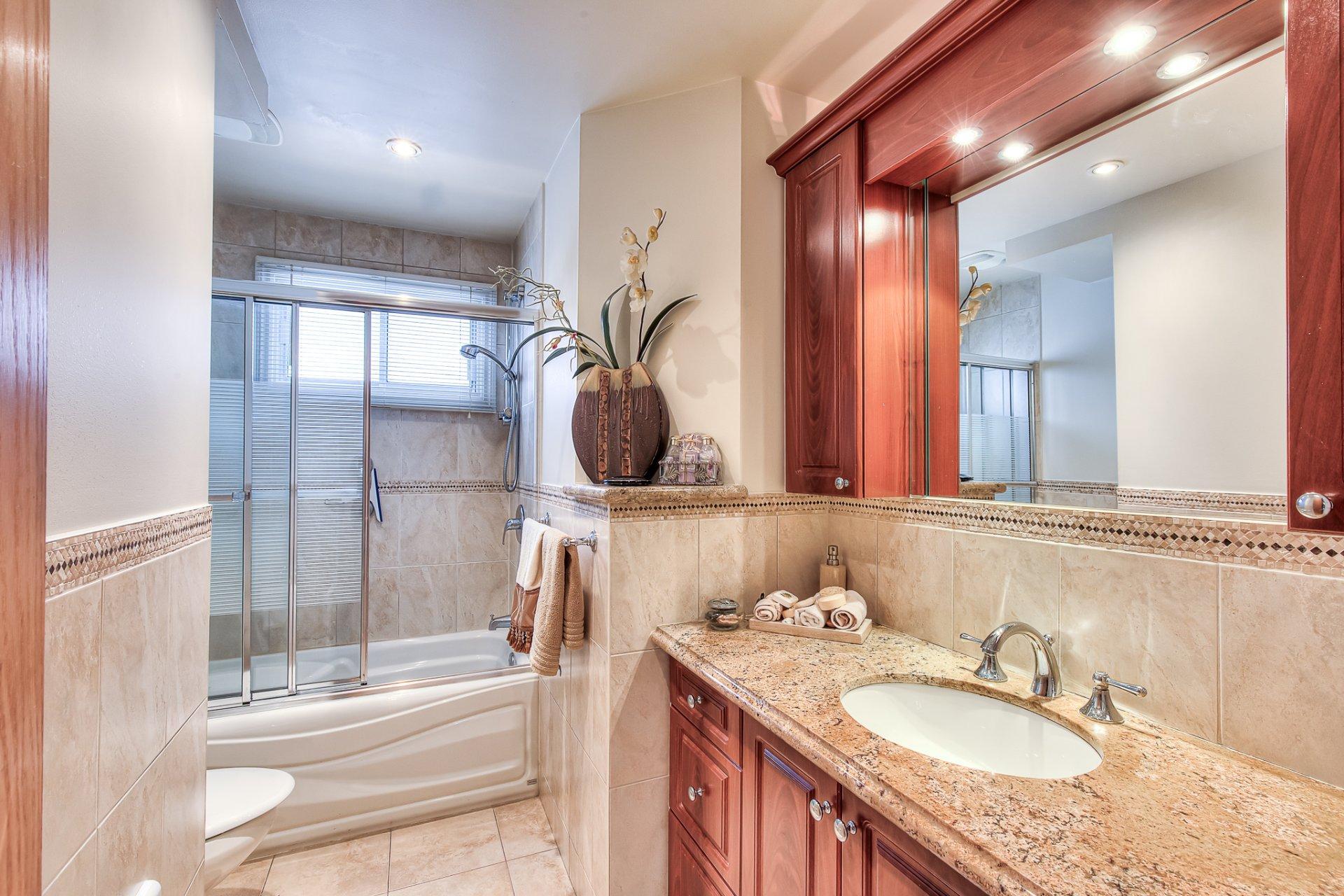 









412

 - 414


66e Avenue

,
Laval (Chomedey),




QC
H7V2L1

