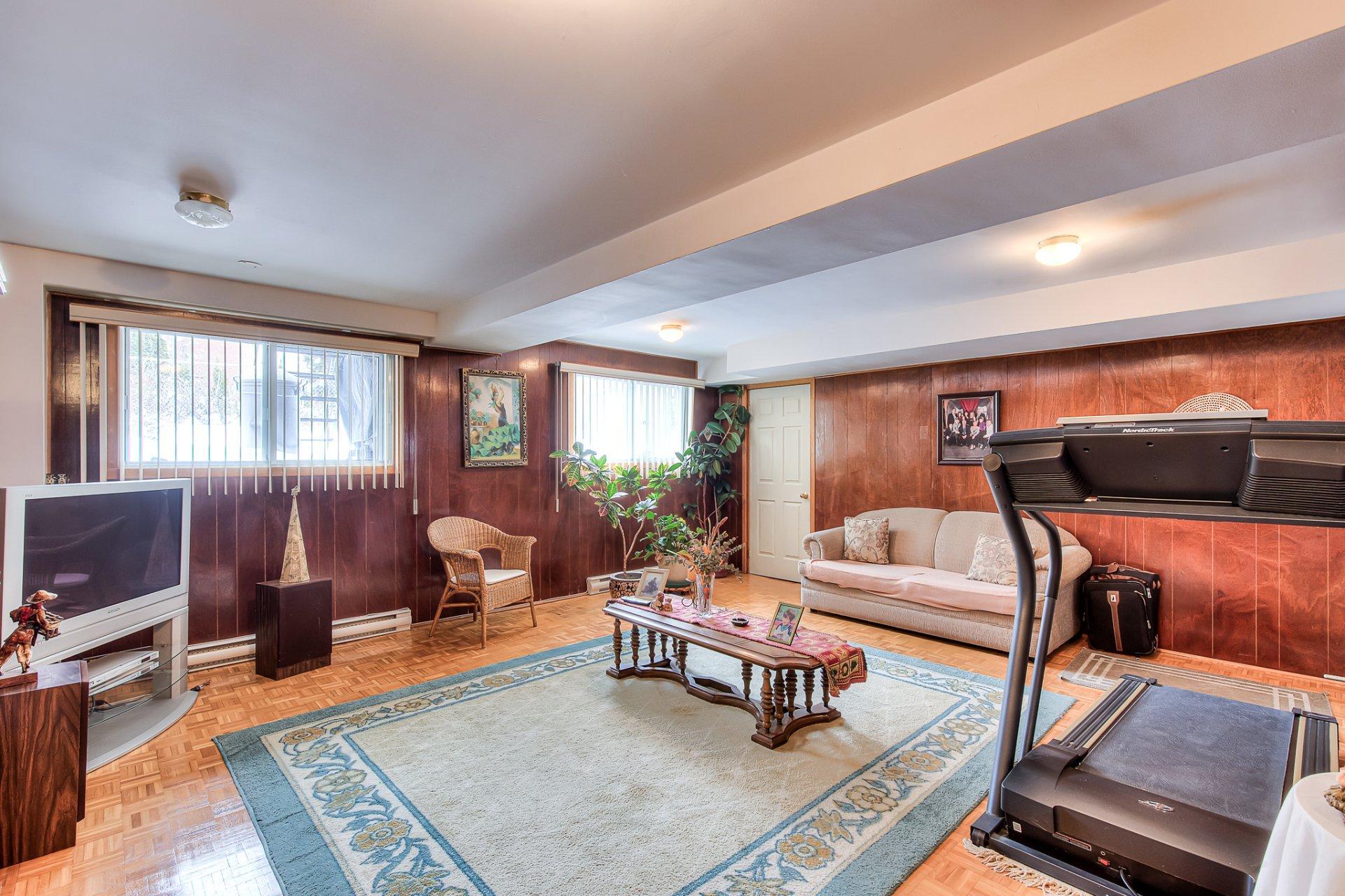 









412

 - 414


66e Avenue

,
Laval (Chomedey),




QC
H7V2L1

