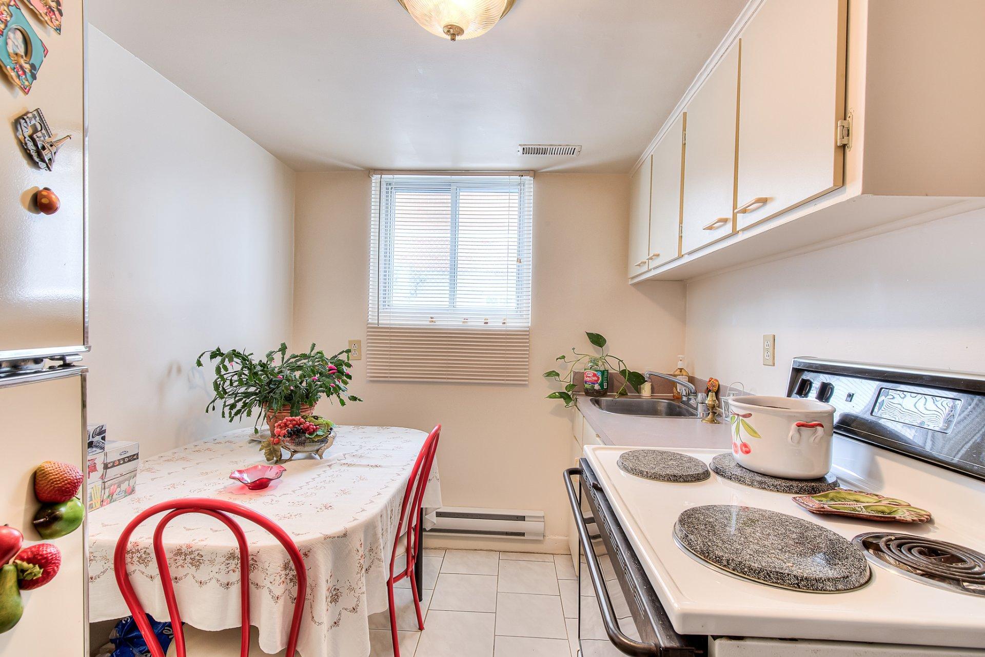 









412

 - 414


66e Avenue

,
Laval (Chomedey),




QC
H7V2L1

