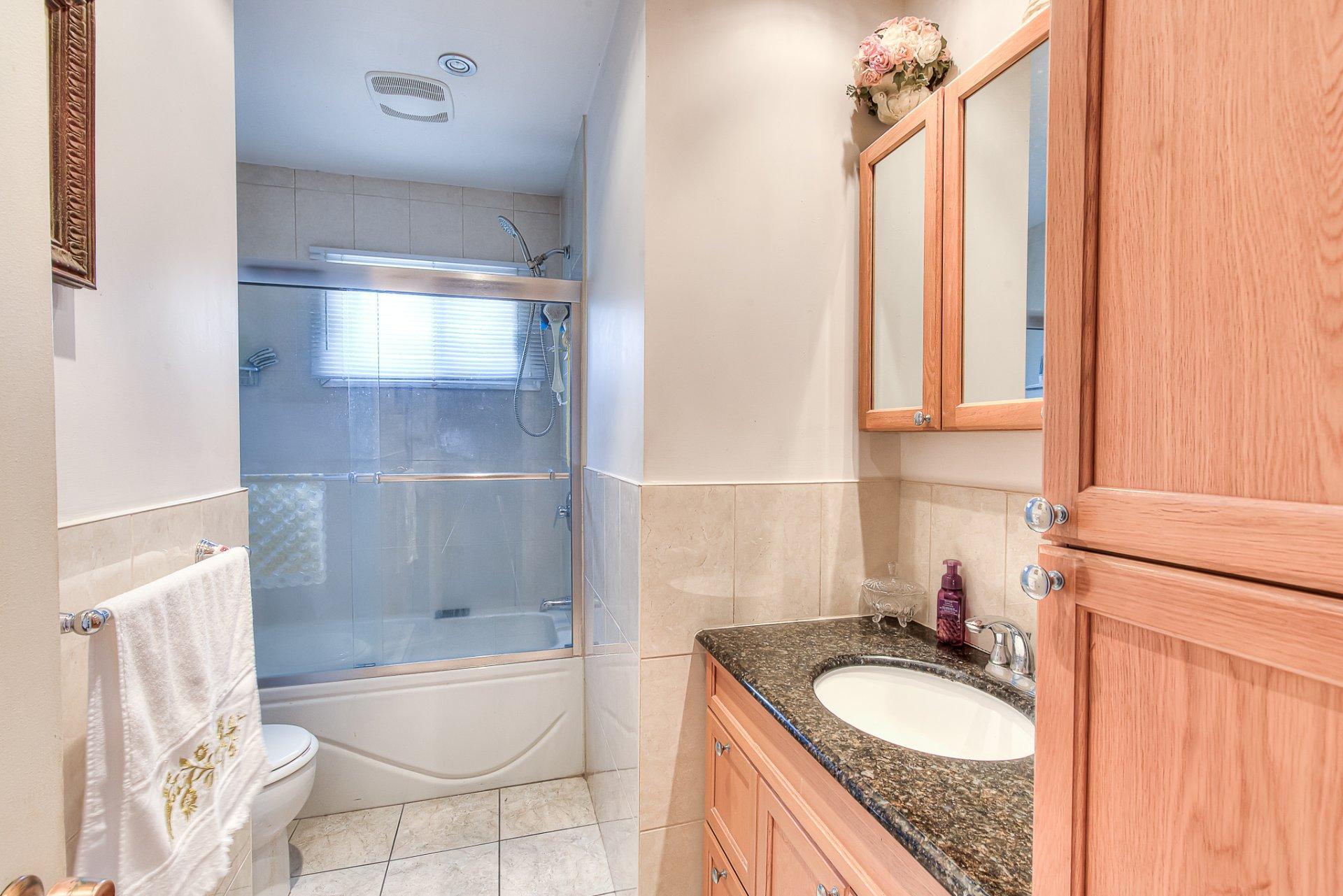 









412

 - 414


66e Avenue

,
Laval (Chomedey),




QC
H7V2L1

