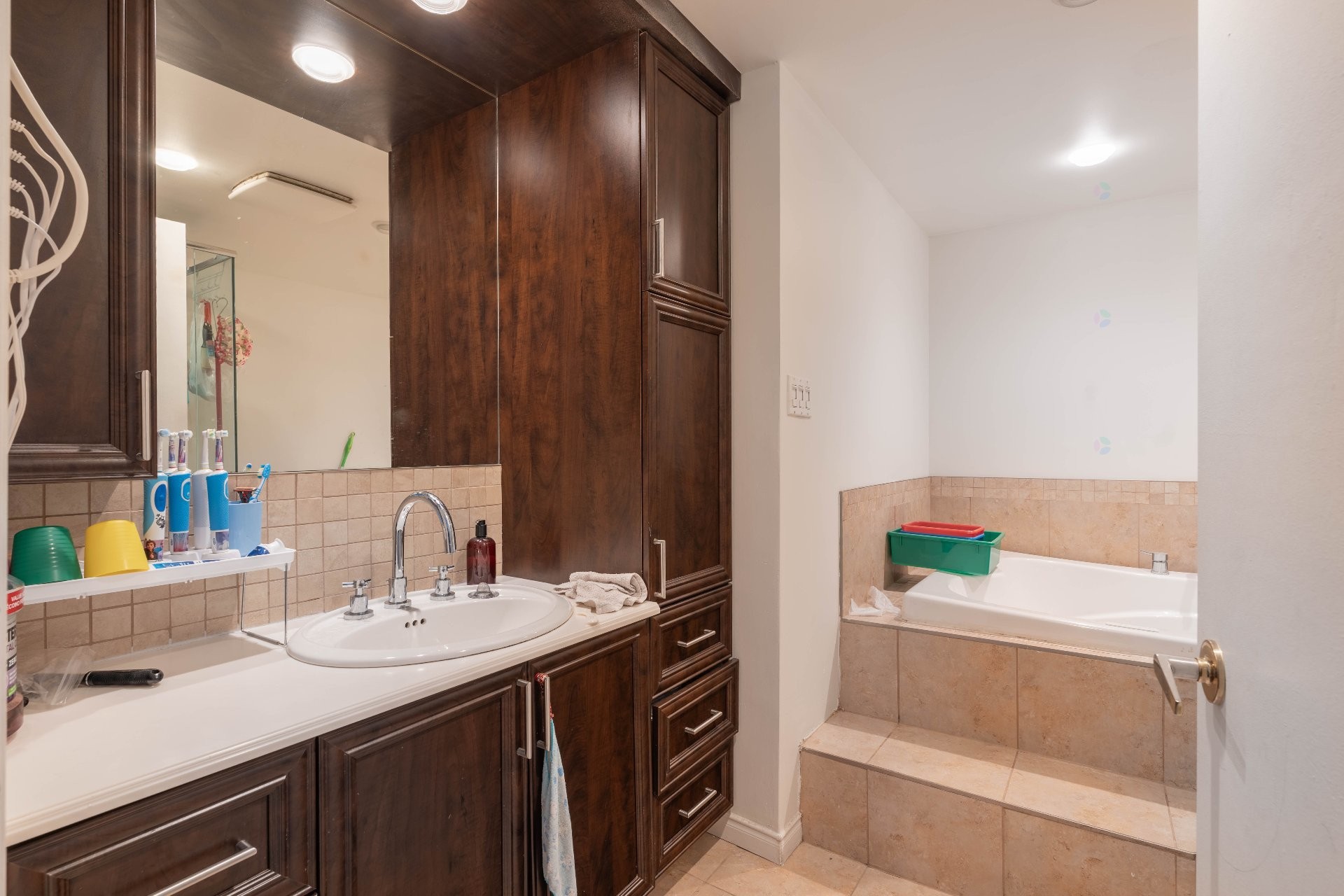 









905

 - 909


Rue Fréchette

,
Longueuil (Le Vieux-Longueuil),




QC
J4J1G6

