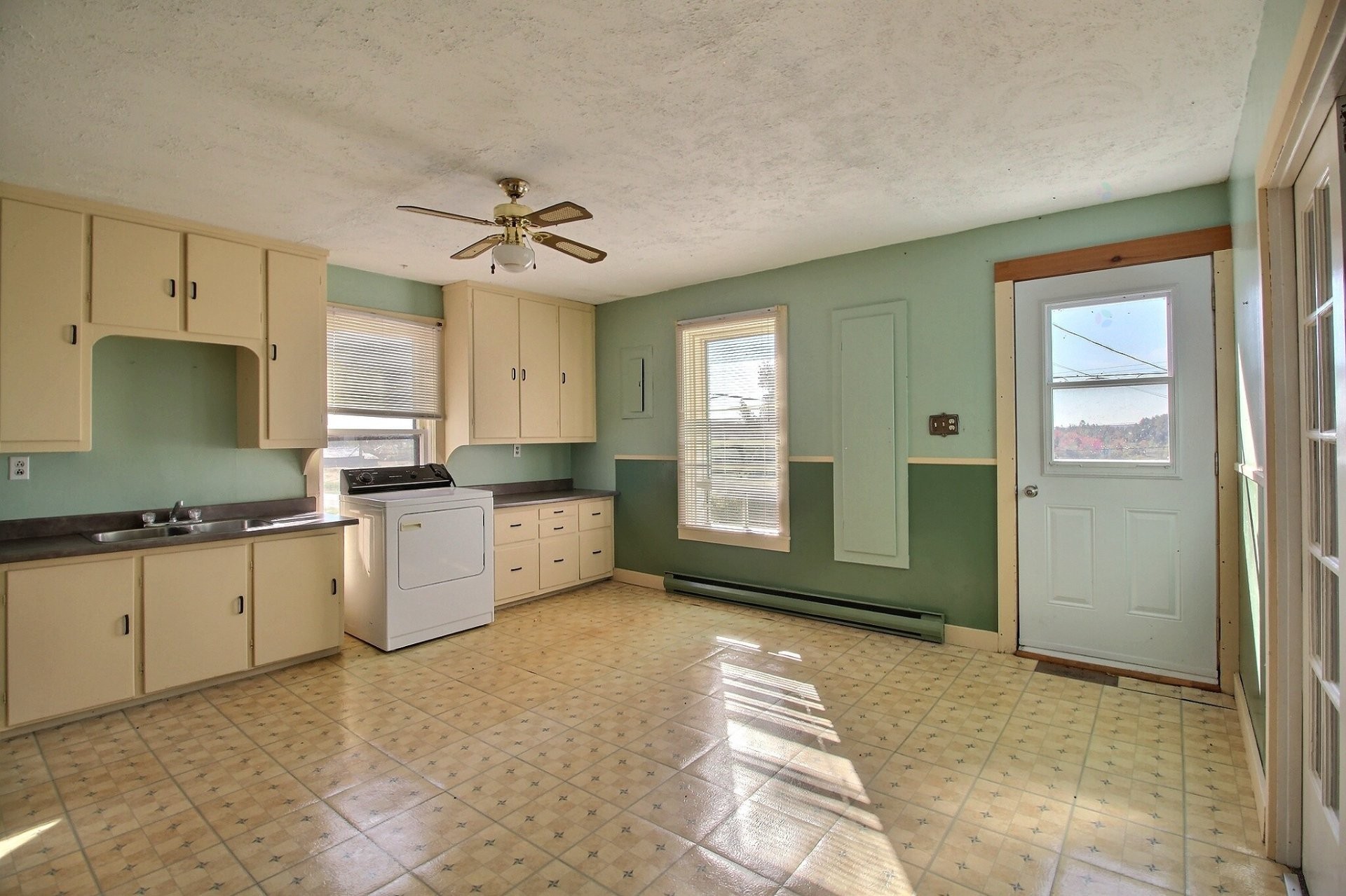 









881

 - 883


Ch. du Lac

,
Sainte-Anne-de-la-Rochelle,







QC
J0E2B0

