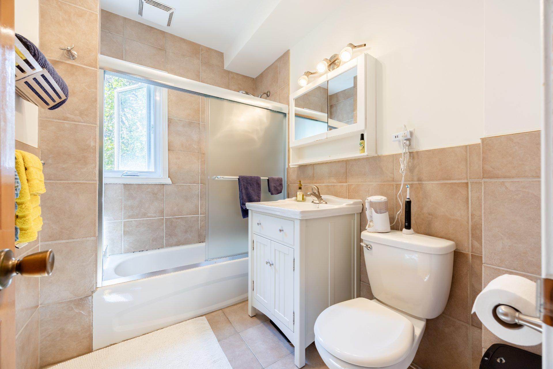 









10596

 - 10598


Rue St-Denis

,
Montréal (Ahuntsic-Cartierville),




QC
H3L2J3

