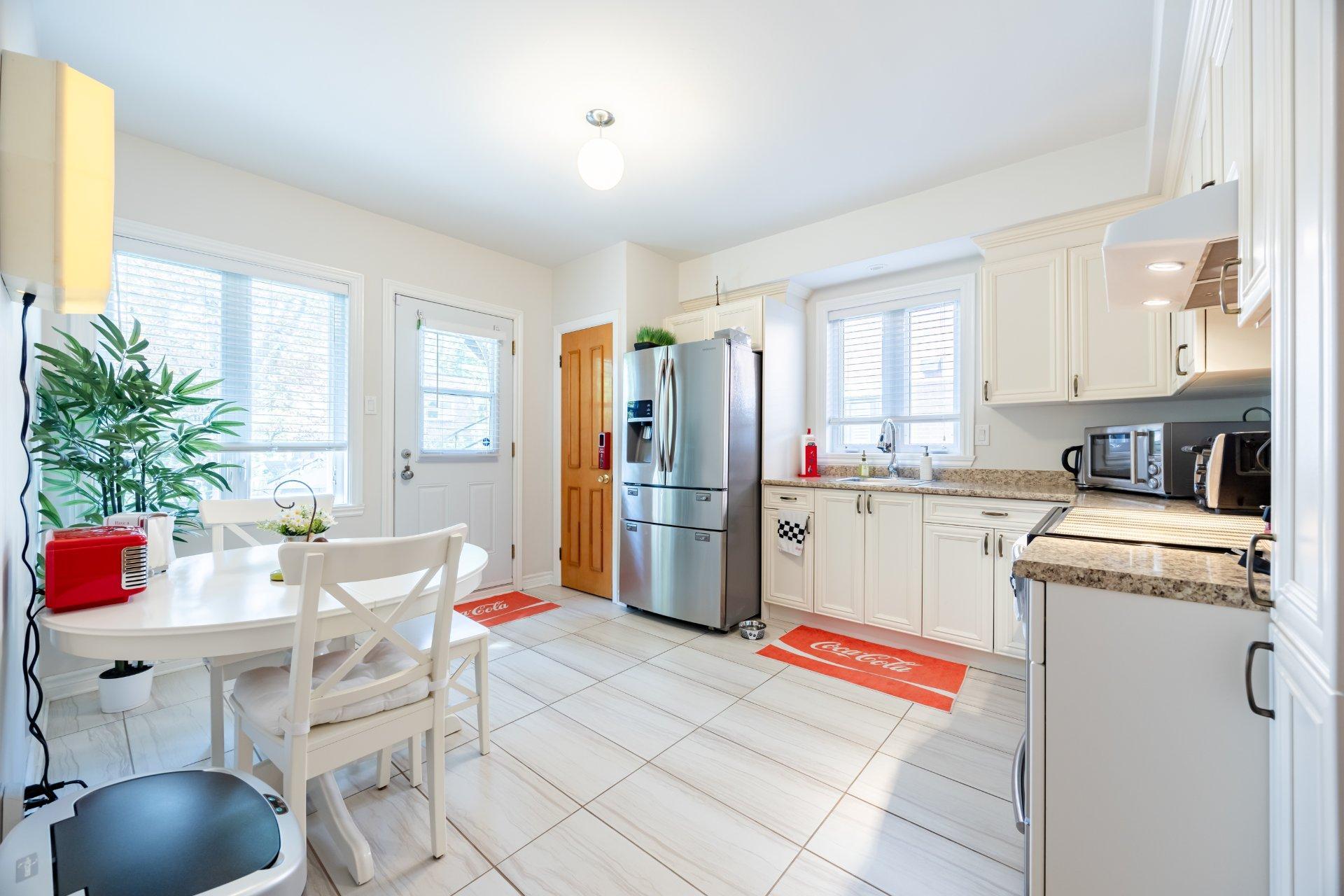 









10596

 - 10598


Rue St-Denis

,
Montréal (Ahuntsic-Cartierville),




QC
H3L2J3

