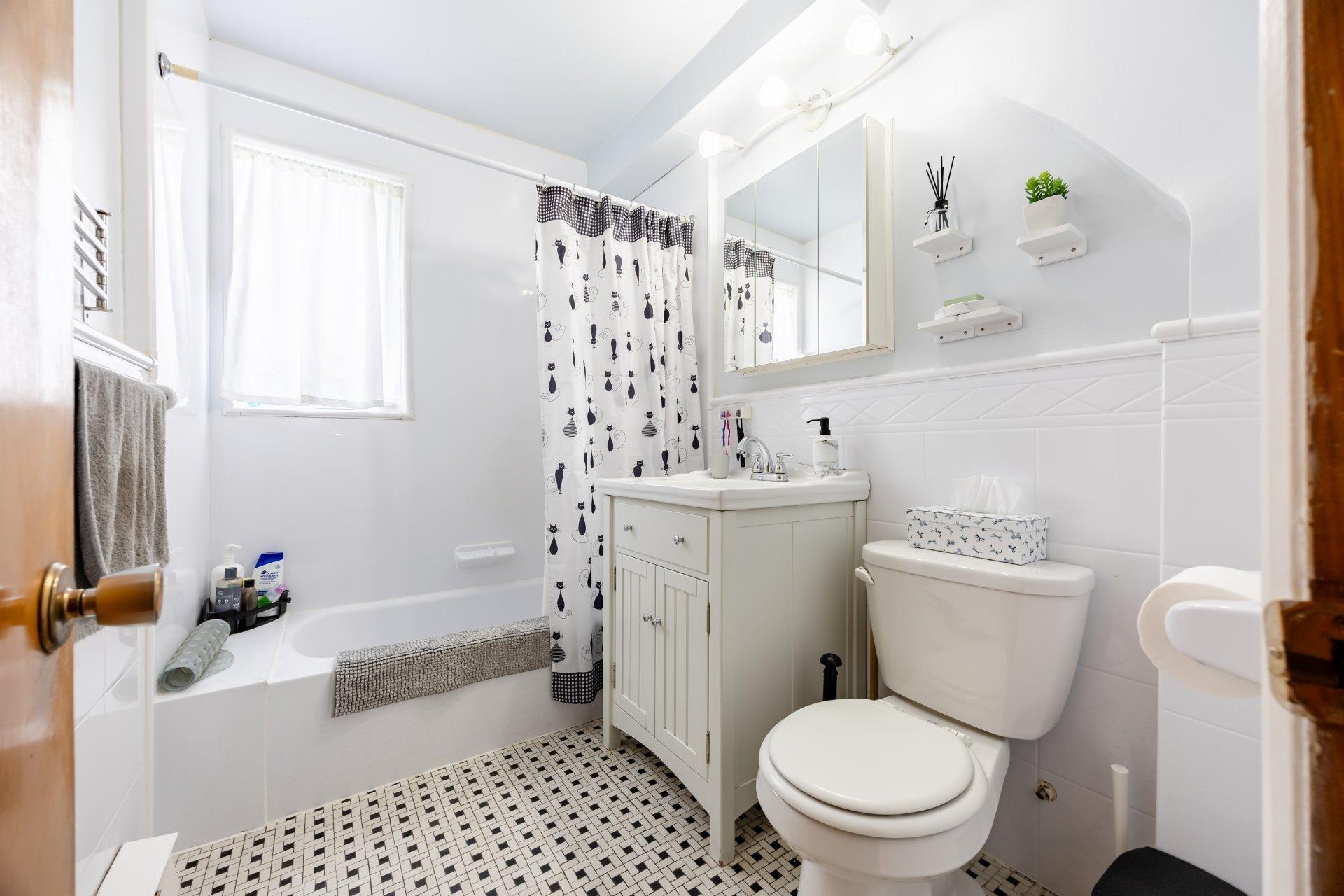 









10596

 - 10598


Rue St-Denis

,
Montréal (Ahuntsic-Cartierville),




QC
H3L2J3

