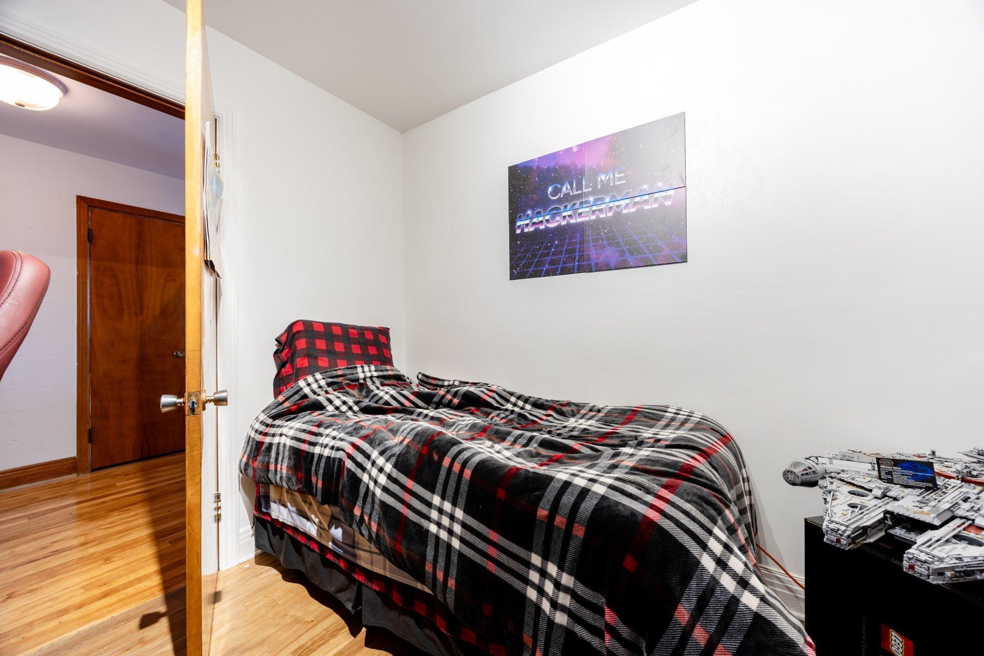 









10596

 - 10598


Rue St-Denis

,
Montréal (Ahuntsic-Cartierville),




QC
H3L2J3

