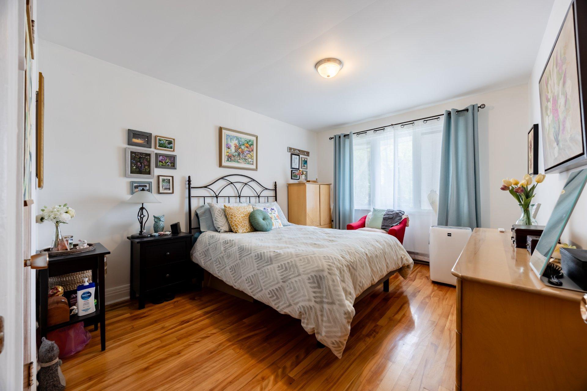 









10596

 - 10598


Rue St-Denis

,
Montréal (Ahuntsic-Cartierville),




QC
H3L2J3

