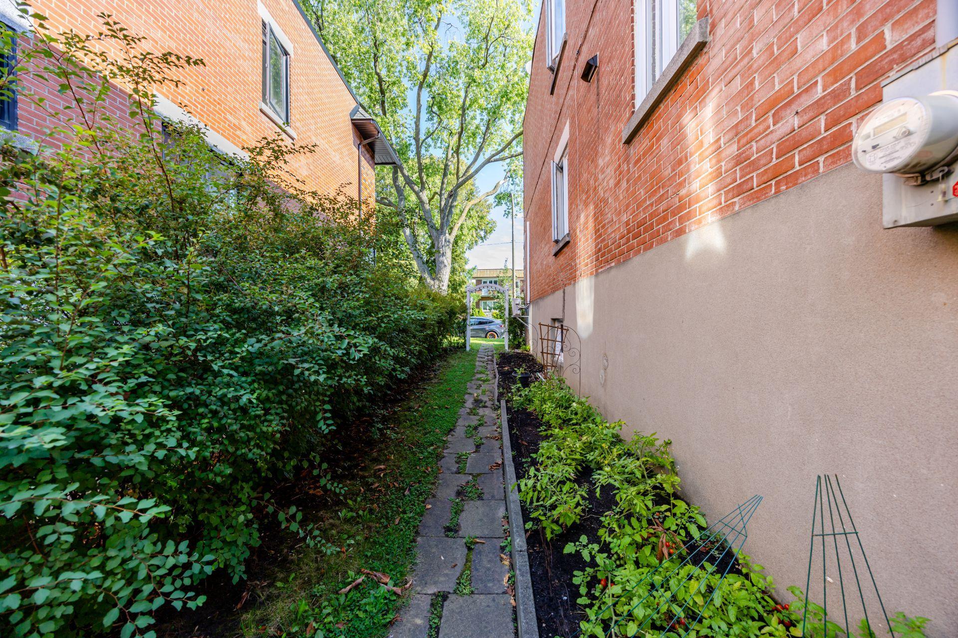 









10596

 - 10598


Rue St-Denis

,
Montréal (Ahuntsic-Cartierville),




QC
H3L2J3

