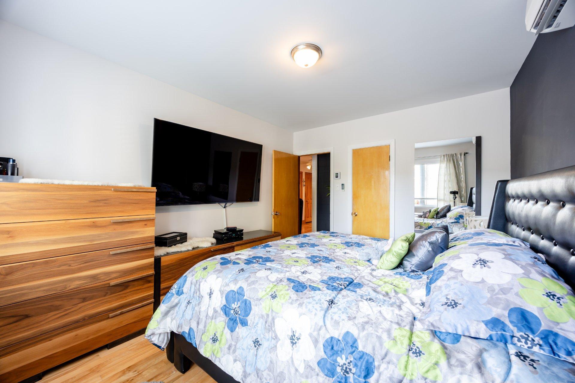 









10596

 - 10598


Rue St-Denis

,
Montréal (Ahuntsic-Cartierville),




QC
H3L2J3

