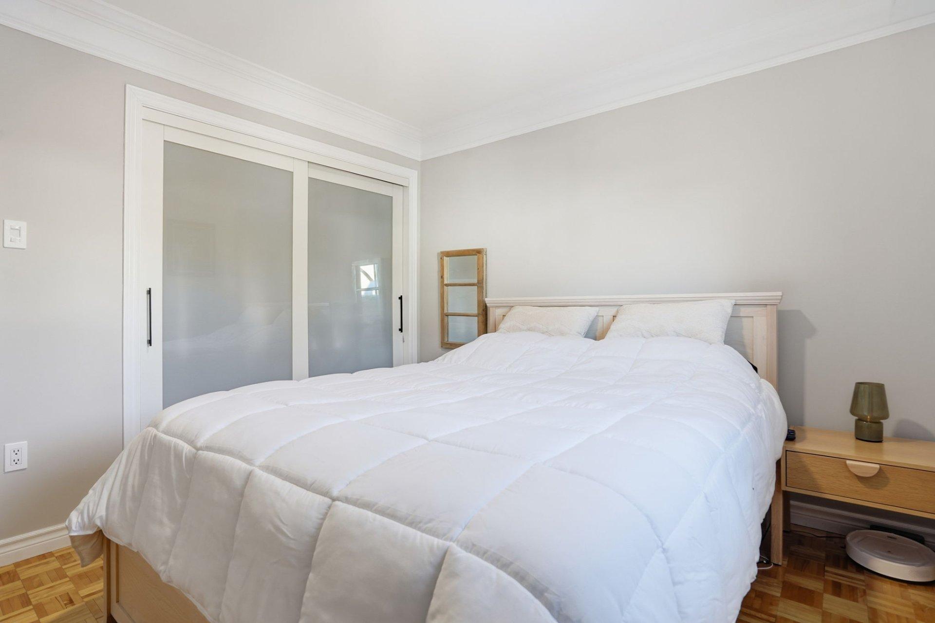 









1135


Rue Monat

,
Saint-Jean-sur-Richelieu,




QC
J2X4V5

