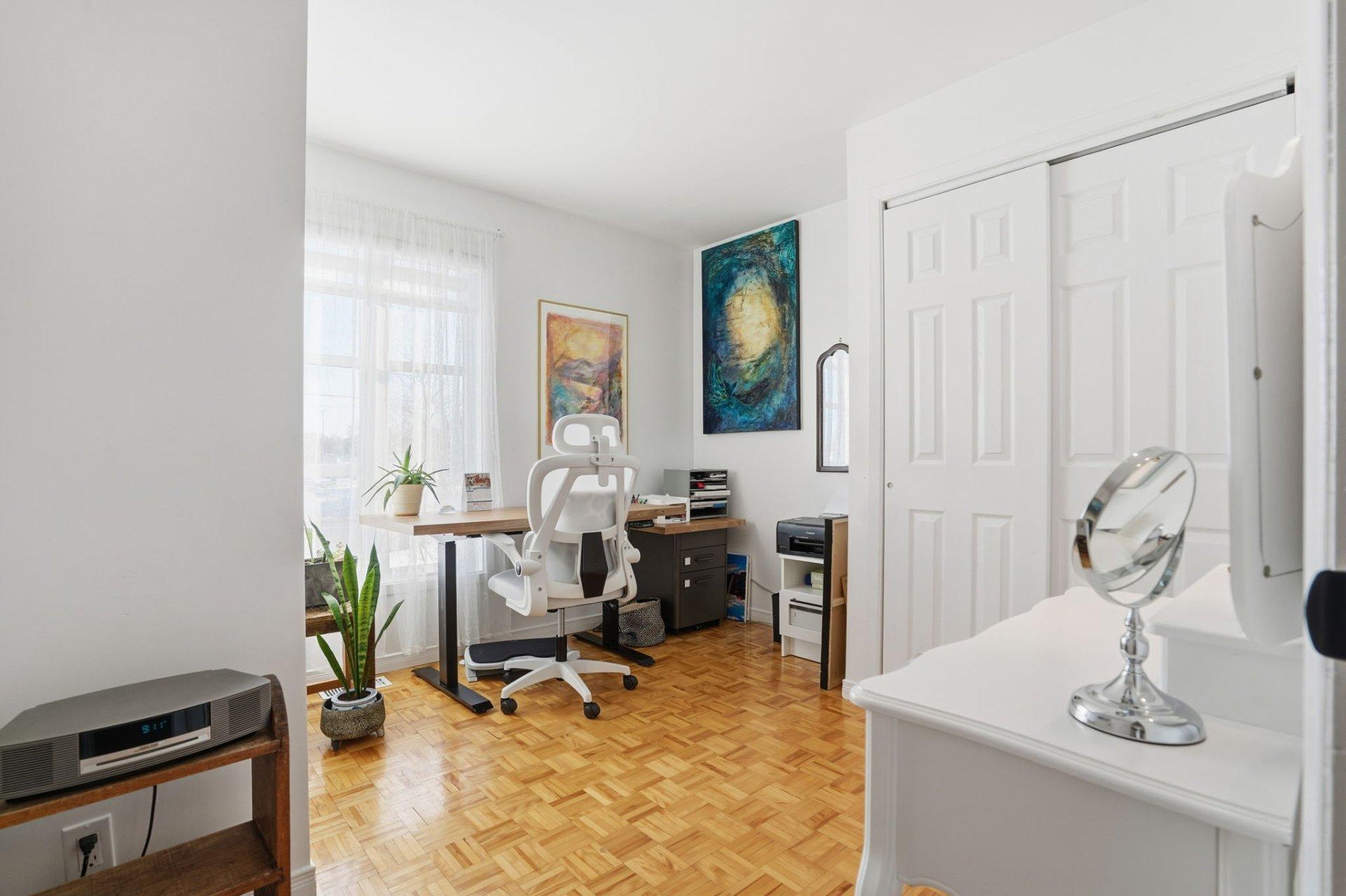 









1135


Rue Monat

,
Saint-Jean-sur-Richelieu,




QC
J2X4V5

