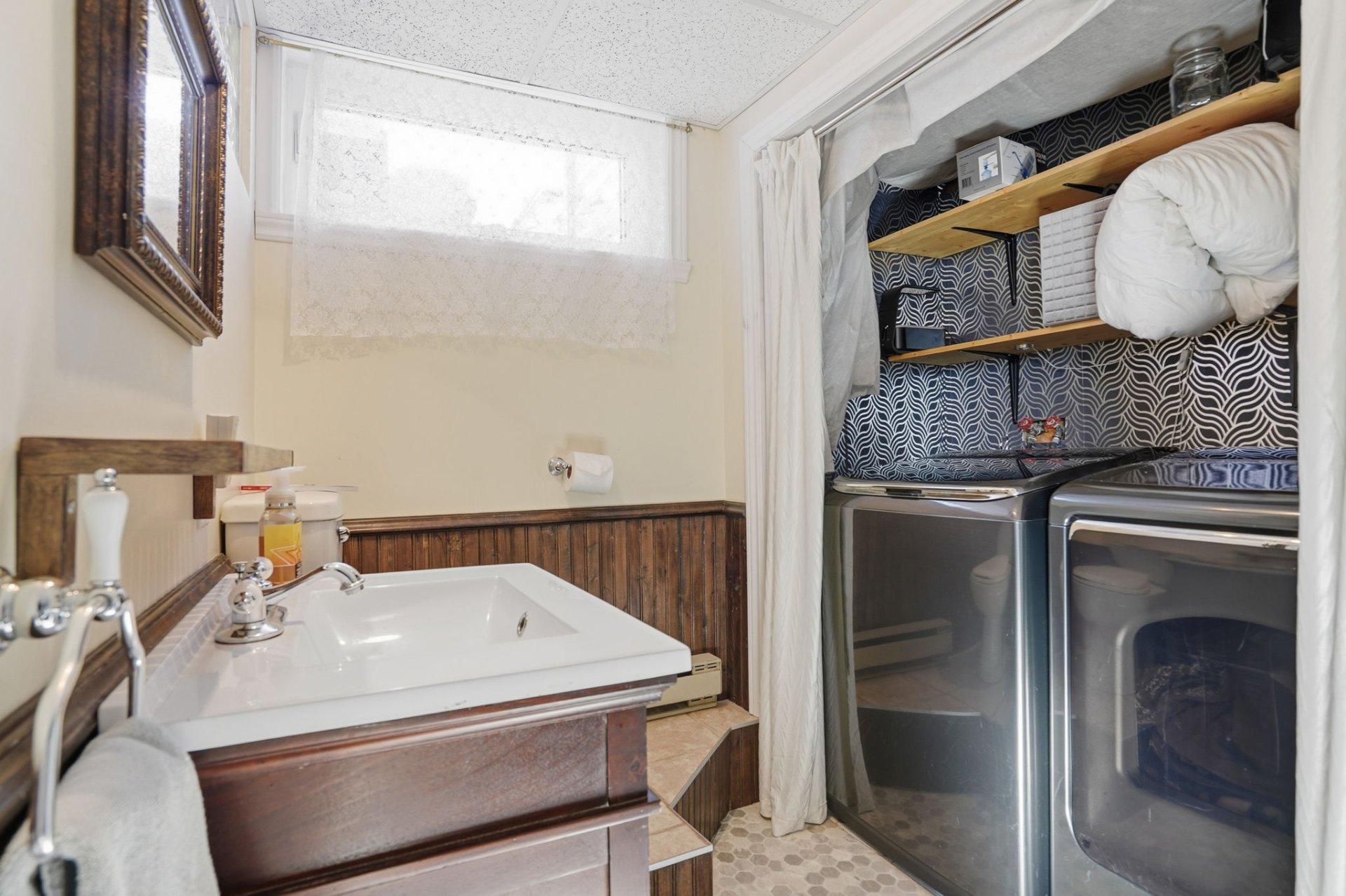 









1135


Rue Monat

,
Saint-Jean-sur-Richelieu,




QC
J2X4V5

