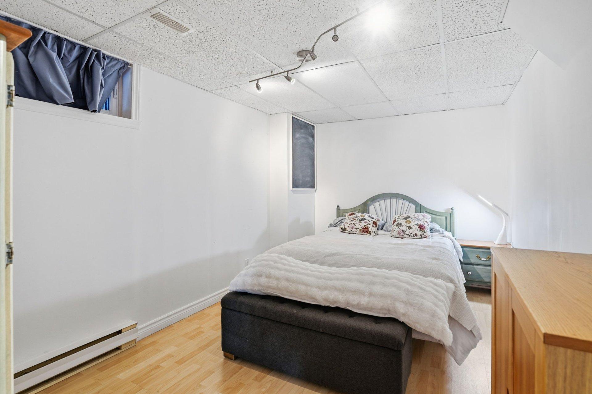 









1135


Rue Monat

,
Saint-Jean-sur-Richelieu,




QC
J2X4V5

