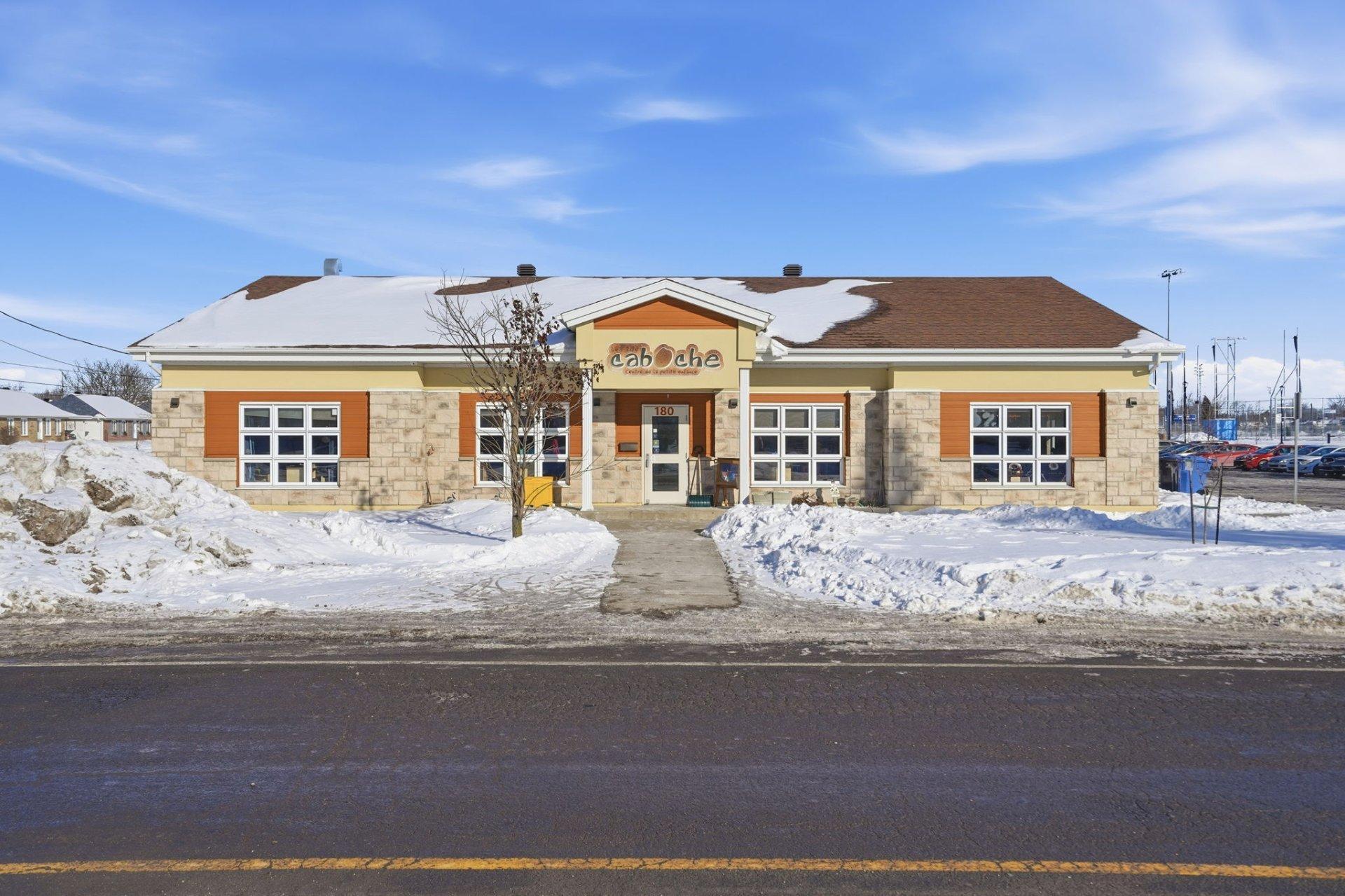 









1135


Rue Monat

,
Saint-Jean-sur-Richelieu,




QC
J2X4V5

