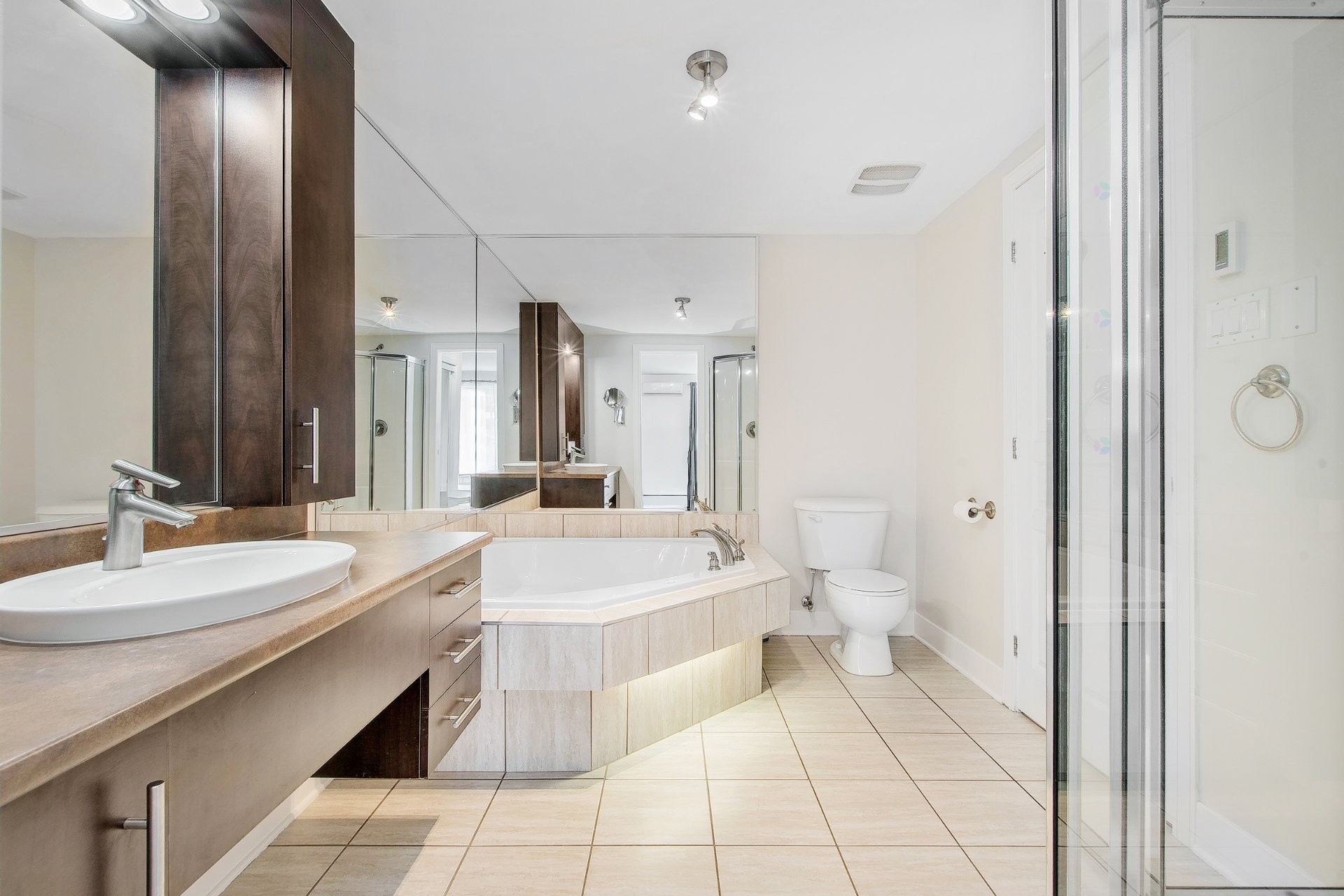 









691


Mtée des Pionniers

, 201,
Terrebonne (Lachenaie),




QC
J6V1T7

