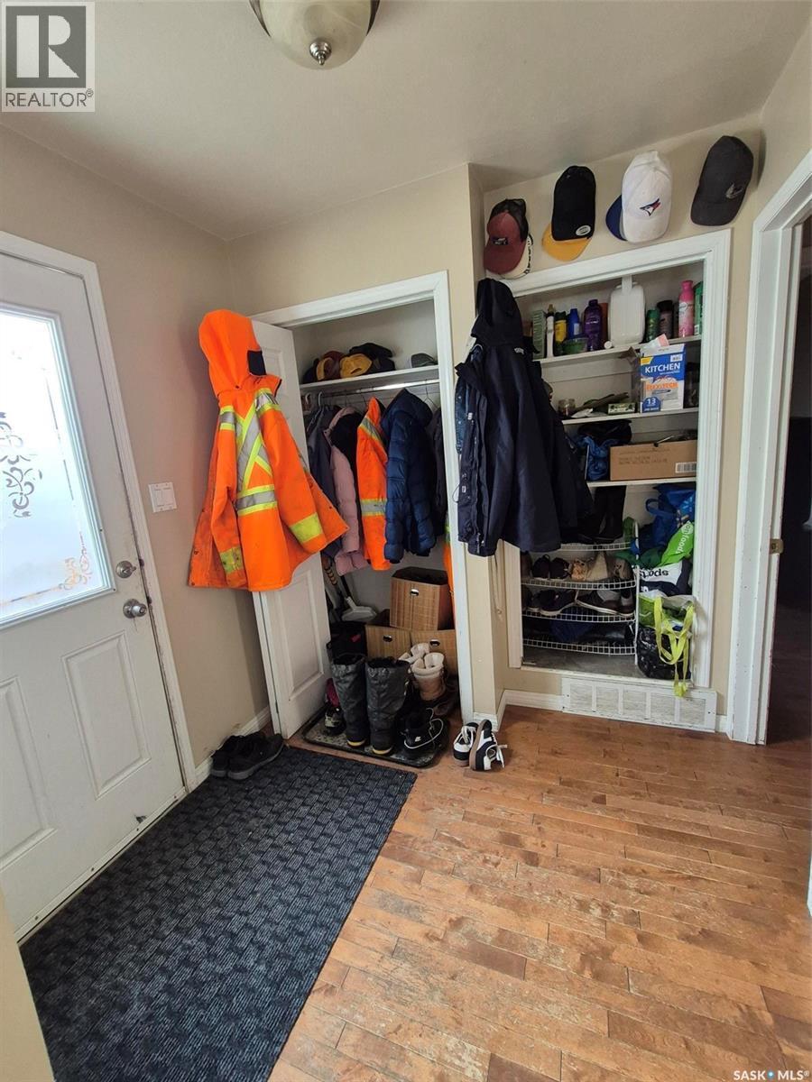 












236 1st STREET E

,
Leader,




Saskatchewan
S0N1H0

