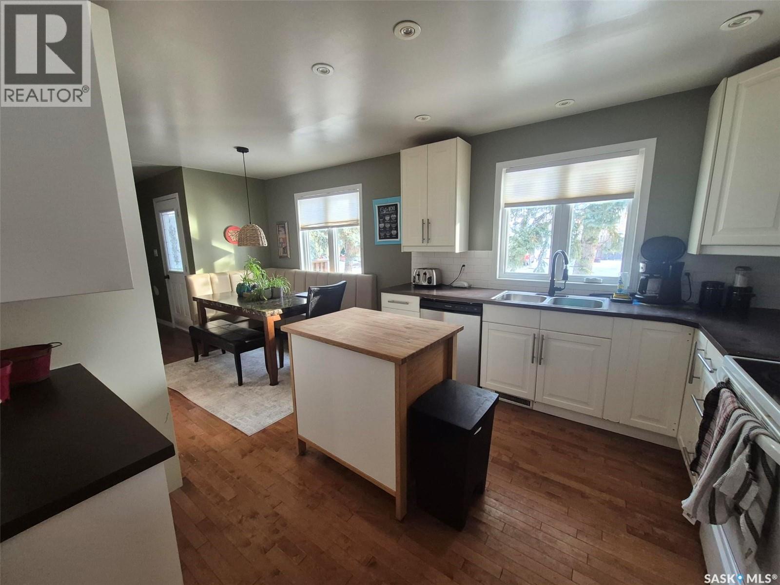 












236 1st STREET E

,
Leader,




Saskatchewan
S0N1H0

