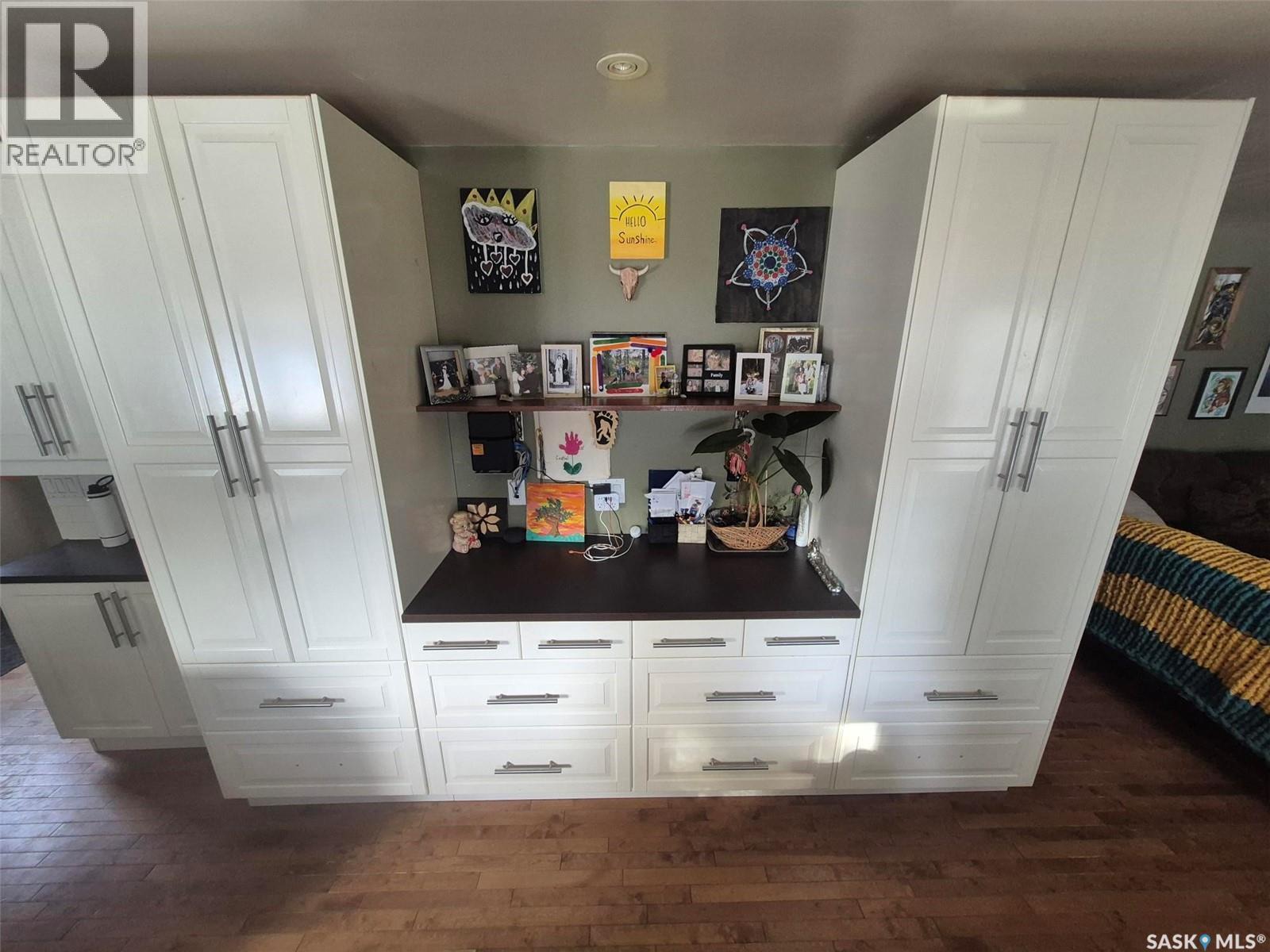 












236 1st STREET E

,
Leader,




Saskatchewan
S0N1H0

