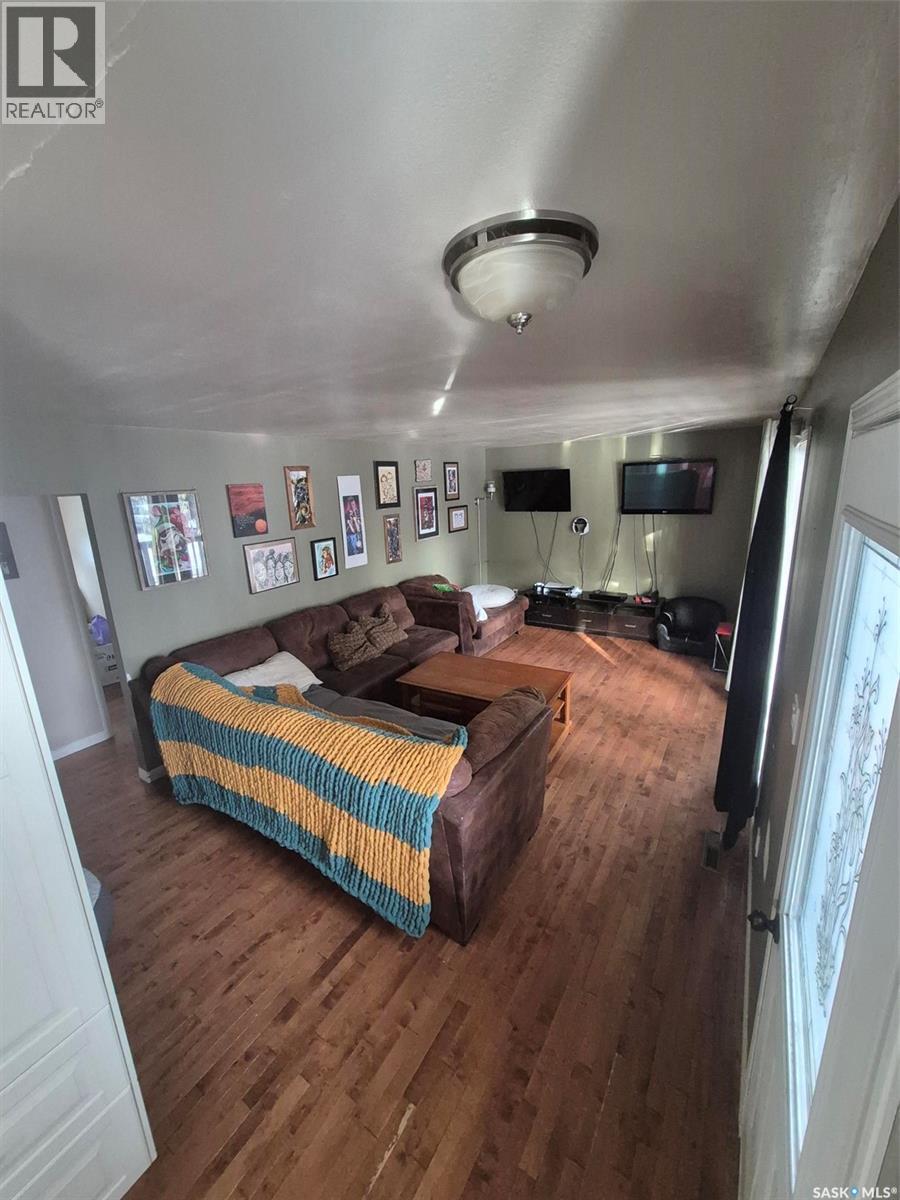 












236 1st STREET E

,
Leader,




Saskatchewan
S0N1H0

