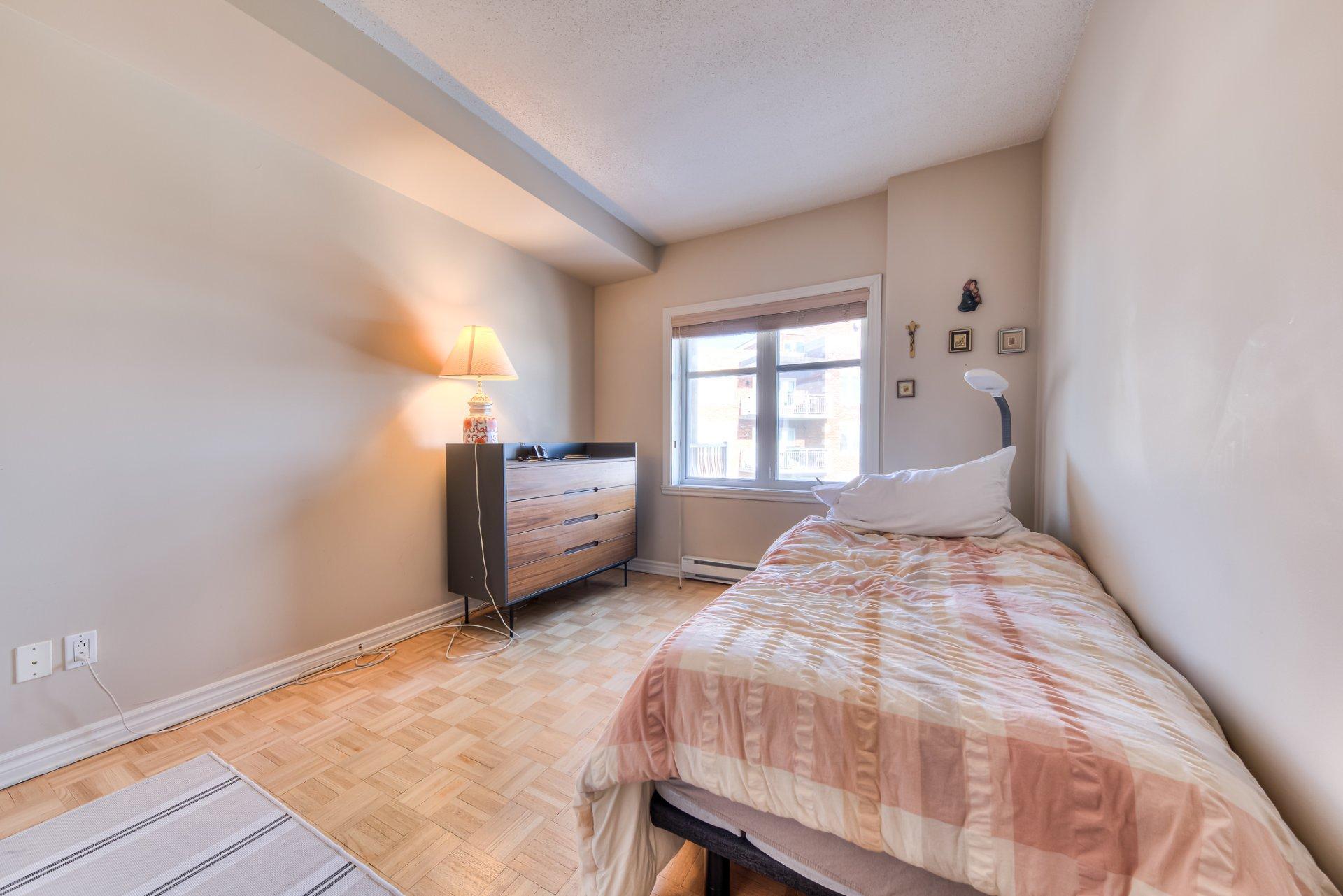 









4625

 - 406


Av. Félix-Leclerc

,
Montréal (Saint-Laurent),




QC
H4R3J3

