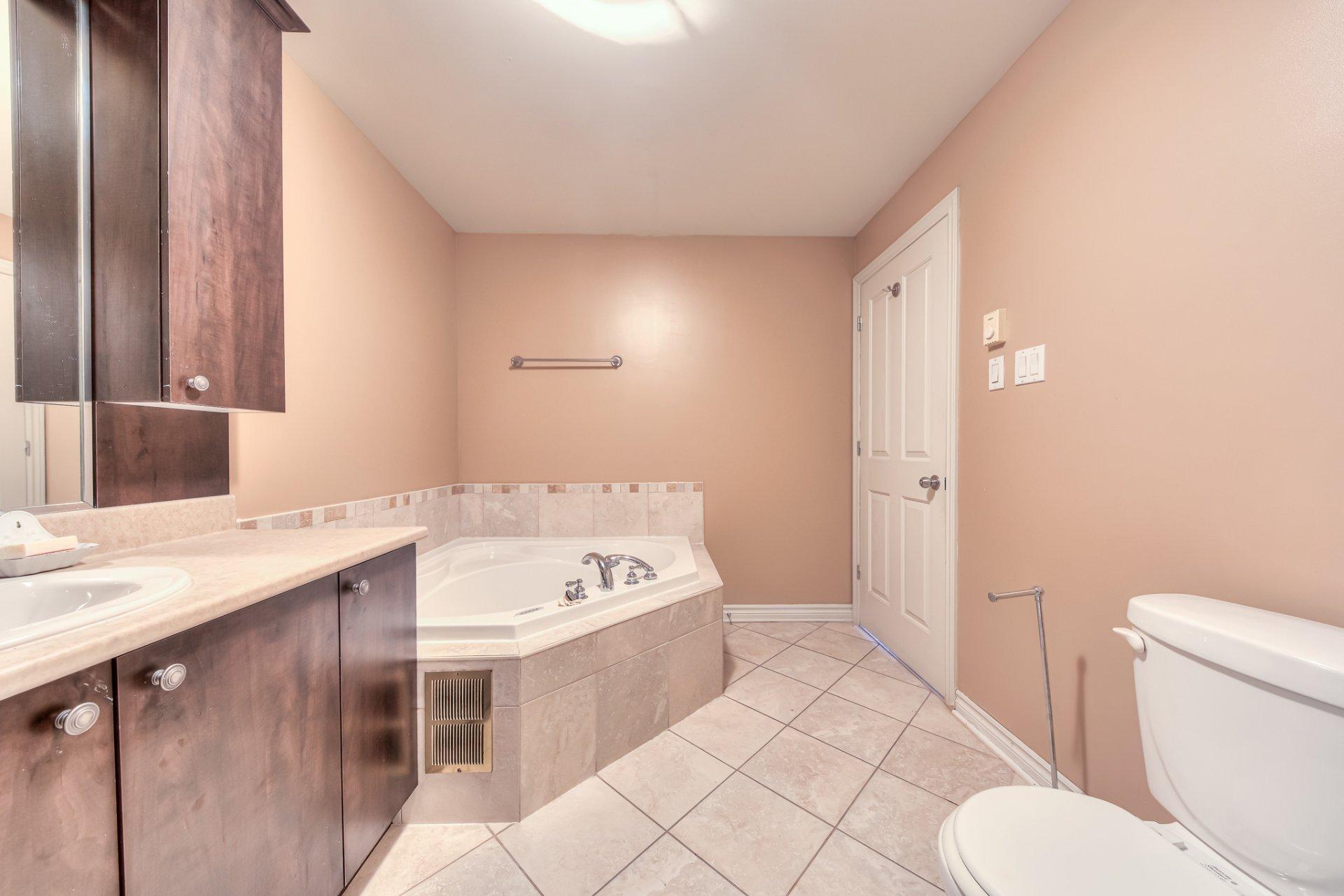 









4625

 - 406


Av. Félix-Leclerc

,
Montréal (Saint-Laurent),




QC
H4R3J3

