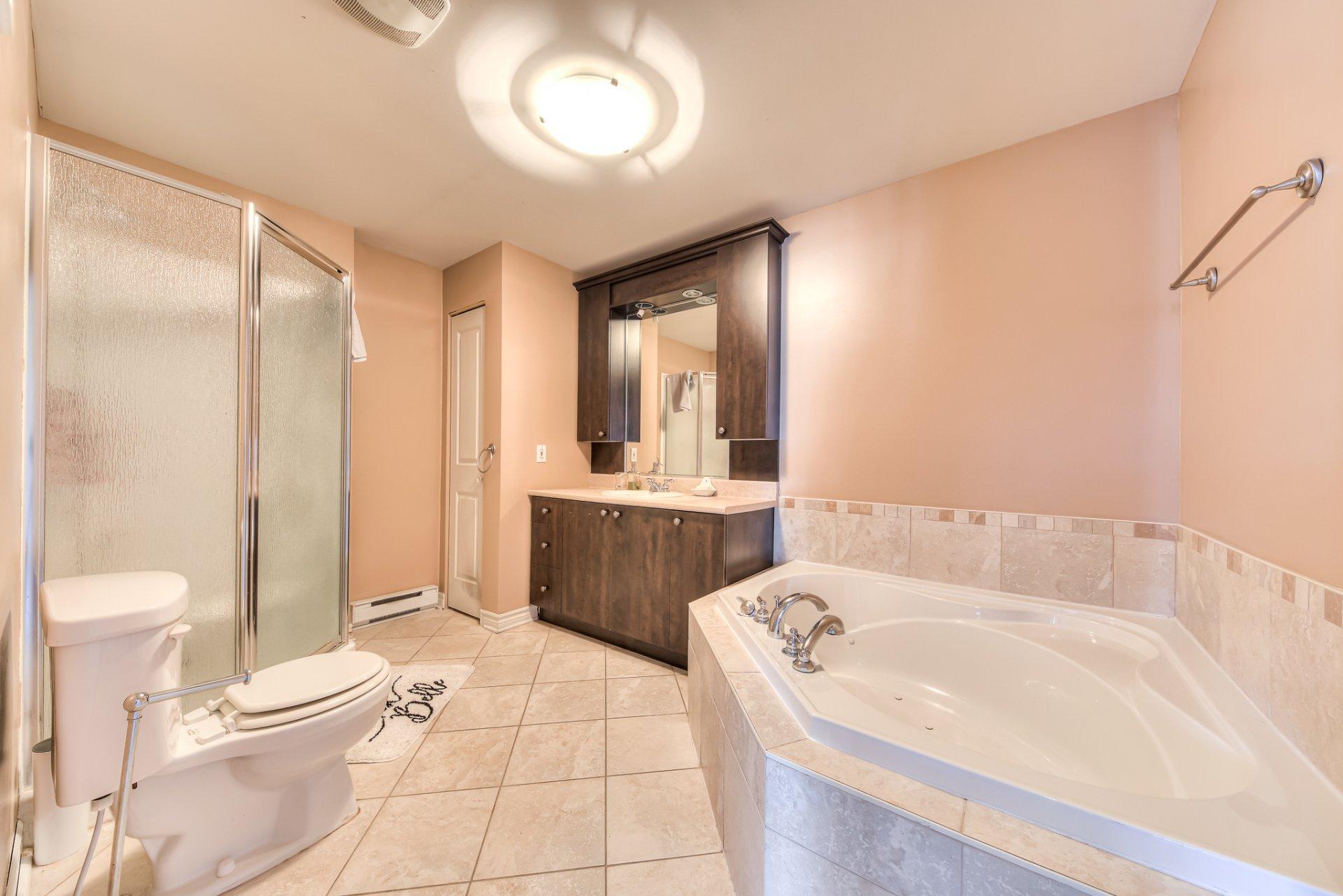 









4625

 - 406


Av. Félix-Leclerc

,
Montréal (Saint-Laurent),




QC
H4R3J3

